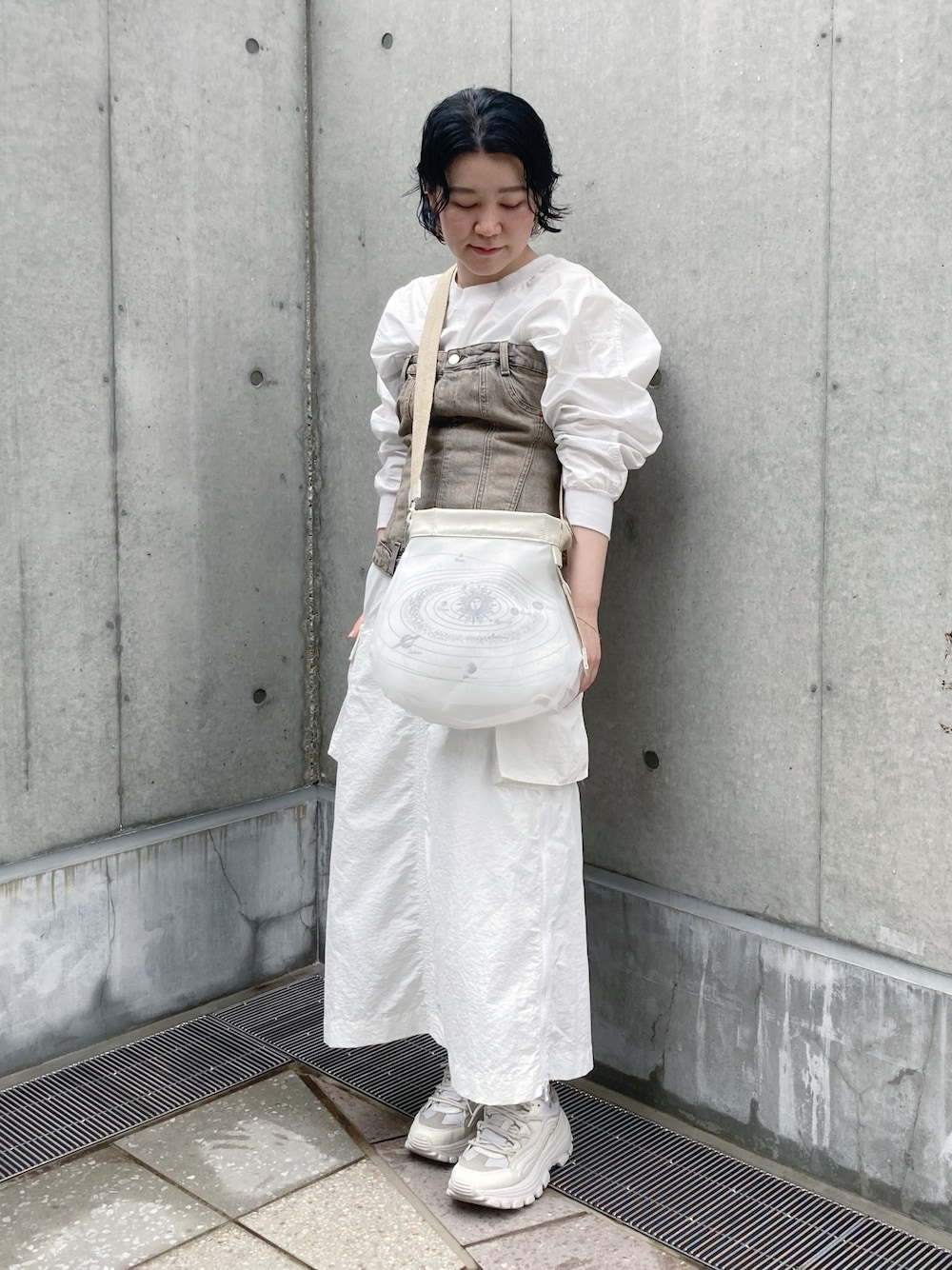 「シアー、ホワイト、ホワイトコーデ、カジュアル、ビスチェ、ヒロコハヤシ、HIROKO HAYASHI、HIROKOHAYASHI」｜「HIROKO HAYASHIのFABRE（ファーブル）ショルダーバッグS（ショルダーバッグ、ホワイト系）」を使った、mc_hhさん（レディース・156cm）の春コーディネートの1枚目の写真