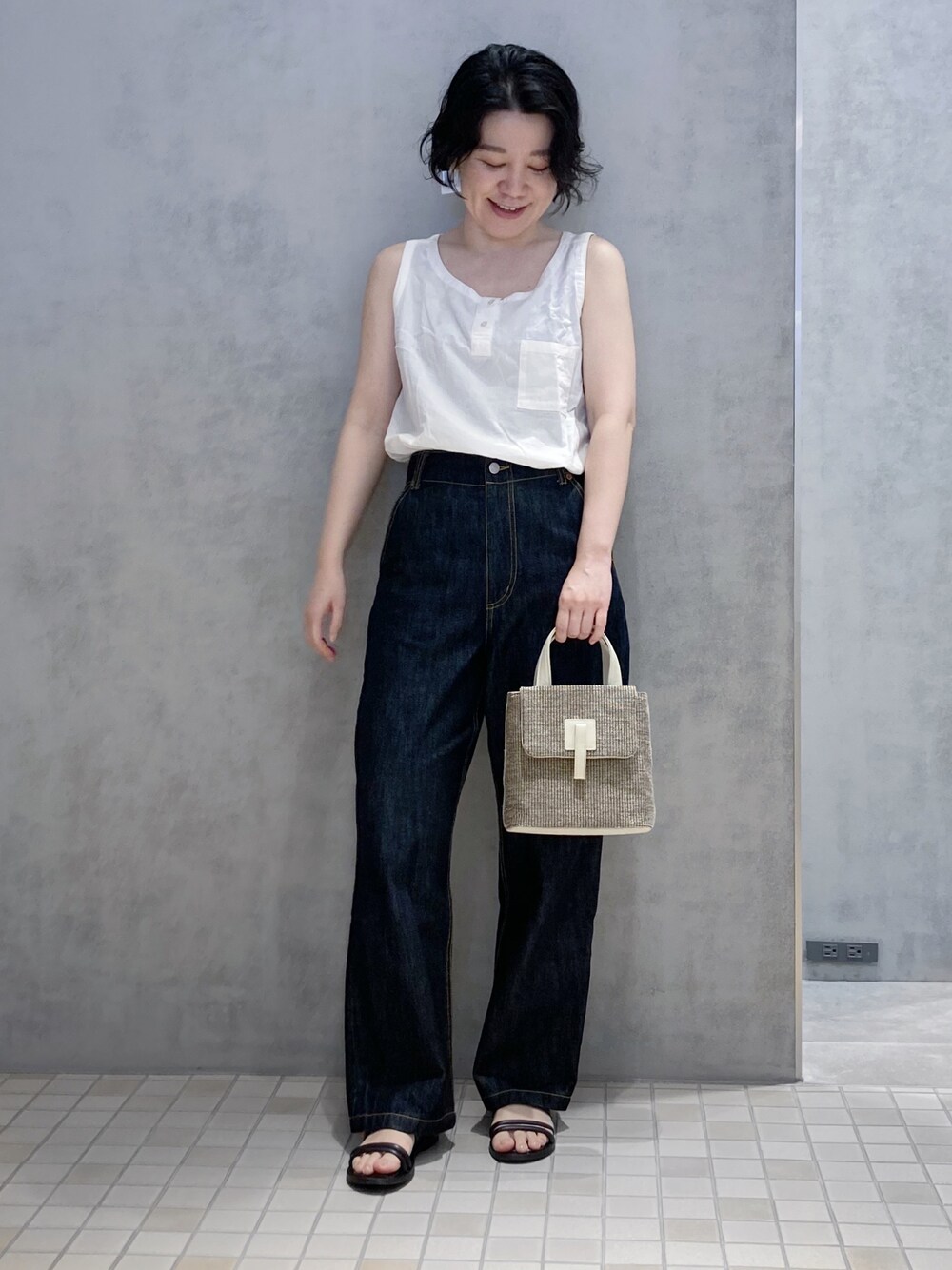 「ヒロコハヤシ、HIROKOHAYASHI、HIROKO HAYASHI、デニム、夏、大人カジュアル、カジュアル、シンプル、サンダル」｜「HIROKO HAYASHIのFILATO(フィラート)ハンドバッグ（ハンドバッグ、ベージュ系）」を使った、mc_hhさん（レディース・156cm）の夏コーディネートの1枚目の写真
