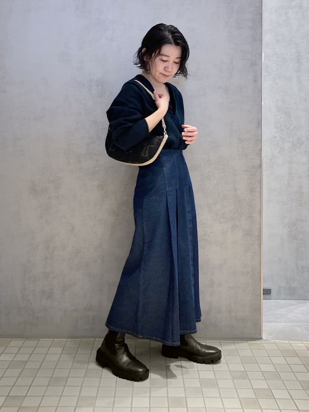 「お出かけコーデ、はるコーデ、デニムコーデ、ロングスカート、ヒロコハヤシ、HIROKOHAYASHI、HIROKO HAYASHI、シンフルコーデ、カジュアル、休日スタイル、ミニバッグ」｜「HIROKO HAYASHIのPASTICCIO(パスティッチョ)ポーチバッグ（ハンドバッグ、ブラック系）」を使った、mc_hhさん（レディース・156cm）の春コーディネートの1枚目の写真