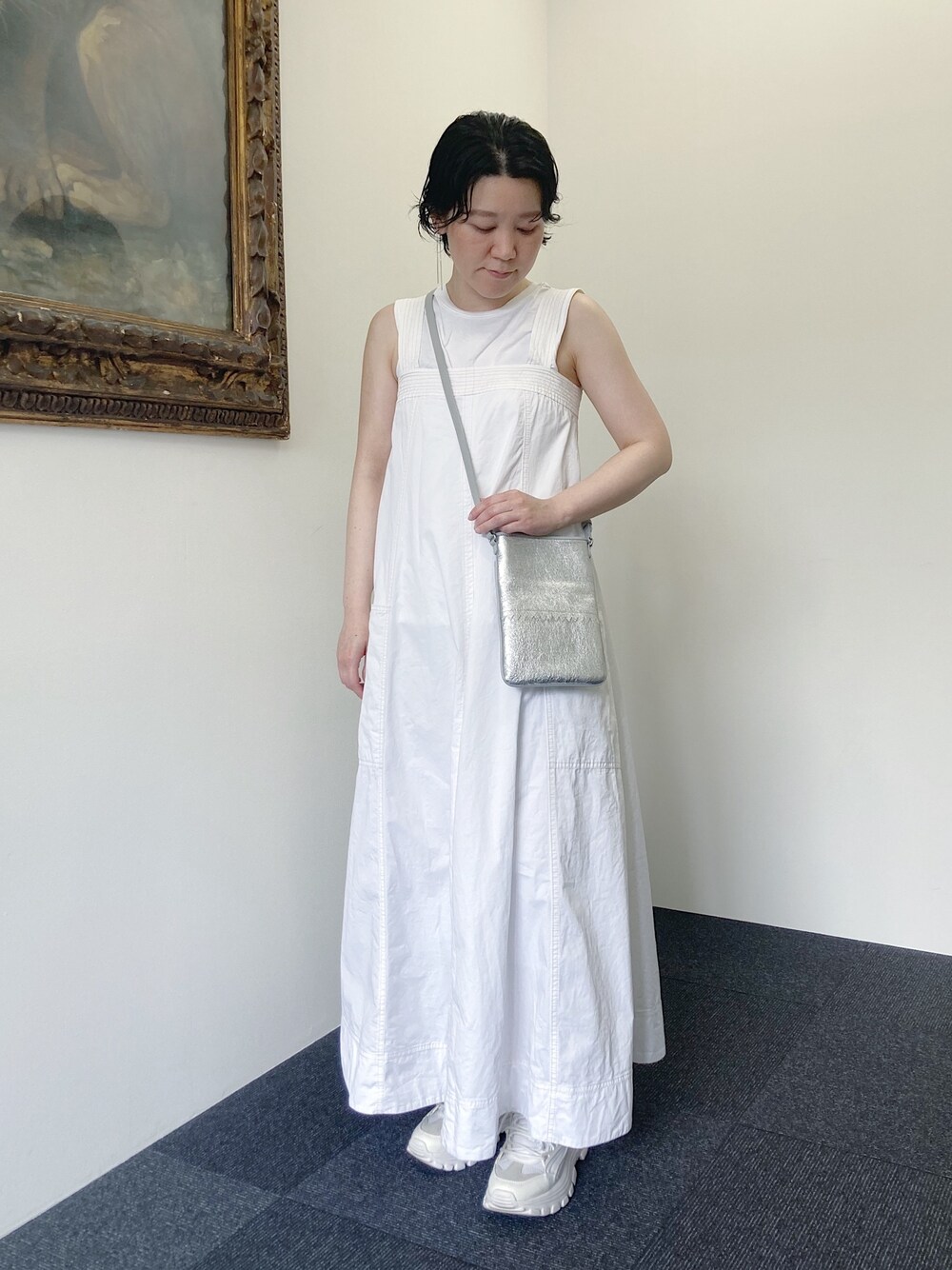 「ショルダーバッグ、シルバー、ホワイト、ワンピース、ヒロコハヤシ、HIROKO HAYASHI、HIROKOHAYASHI」｜「HIROKO HAYASHIのCUCINETTA（クチネッタ）ショルダーバッグ（ショルダーバッグ、シルバー系）」を使った、mc_hhさん（レディース・156cm）の夏コーディネートの1枚目の写真