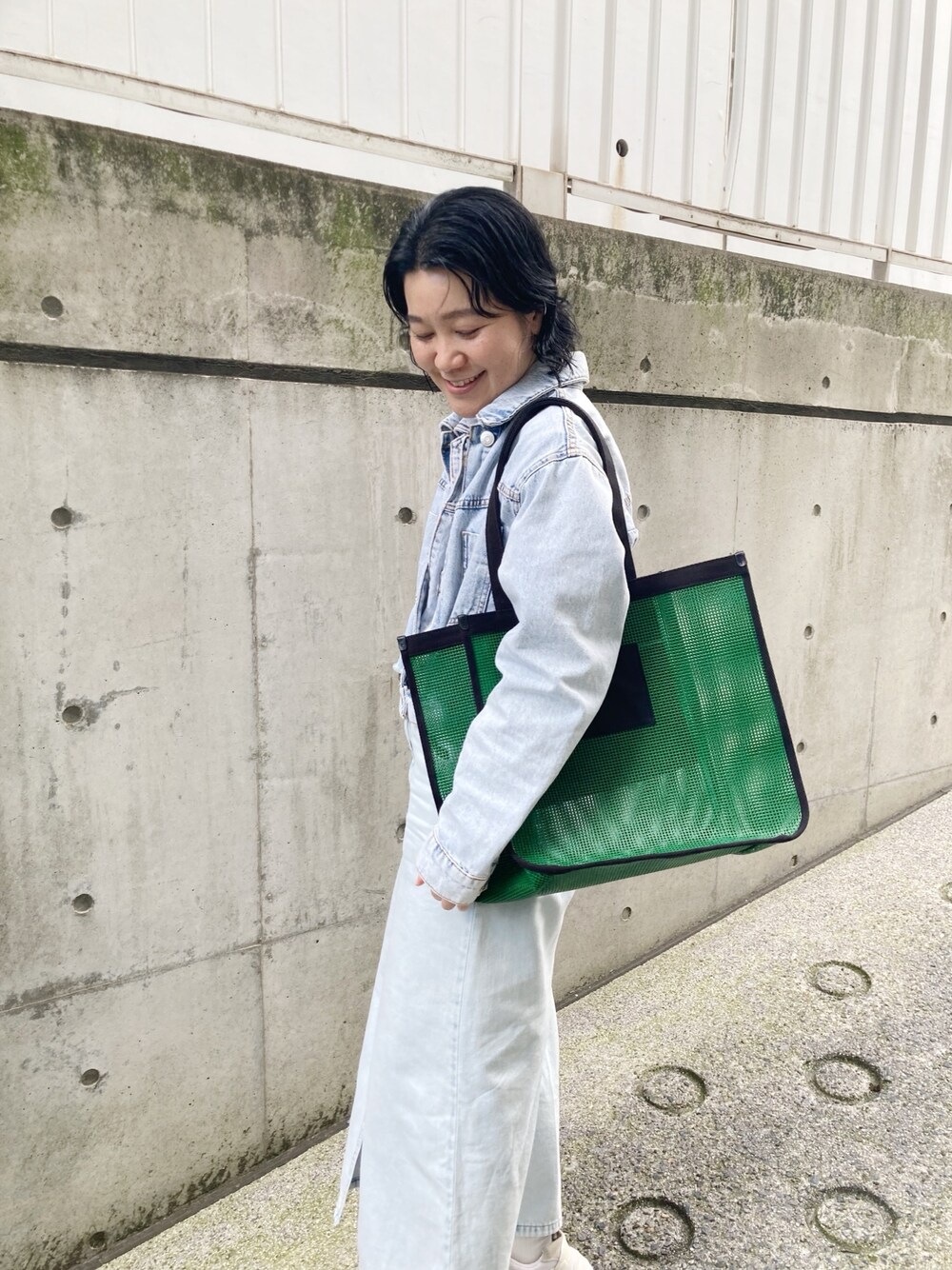 「HIROKO HAYASHI、HIROKOHAYASHI、ヒロコハヤシ、デニム、カジュアル、ロングスカート、グリーン、かごバッグ」｜「HIROKO HAYASHIのGRIGLIA（グリリア）トートバッグ（トートバッグ、グリーン系）」を使った、mc_hhさん（レディース・156cm）の夏コーディネートの1枚目の写真