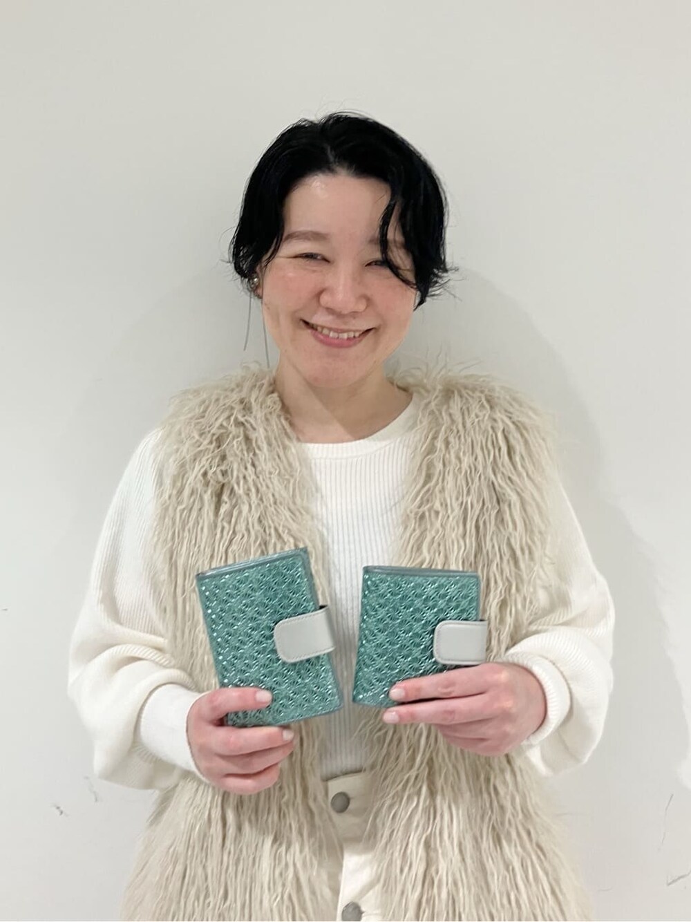 グリーン系の財布、グリーン系の財布を着用したレディースの秋コーディネートの1枚目の写真