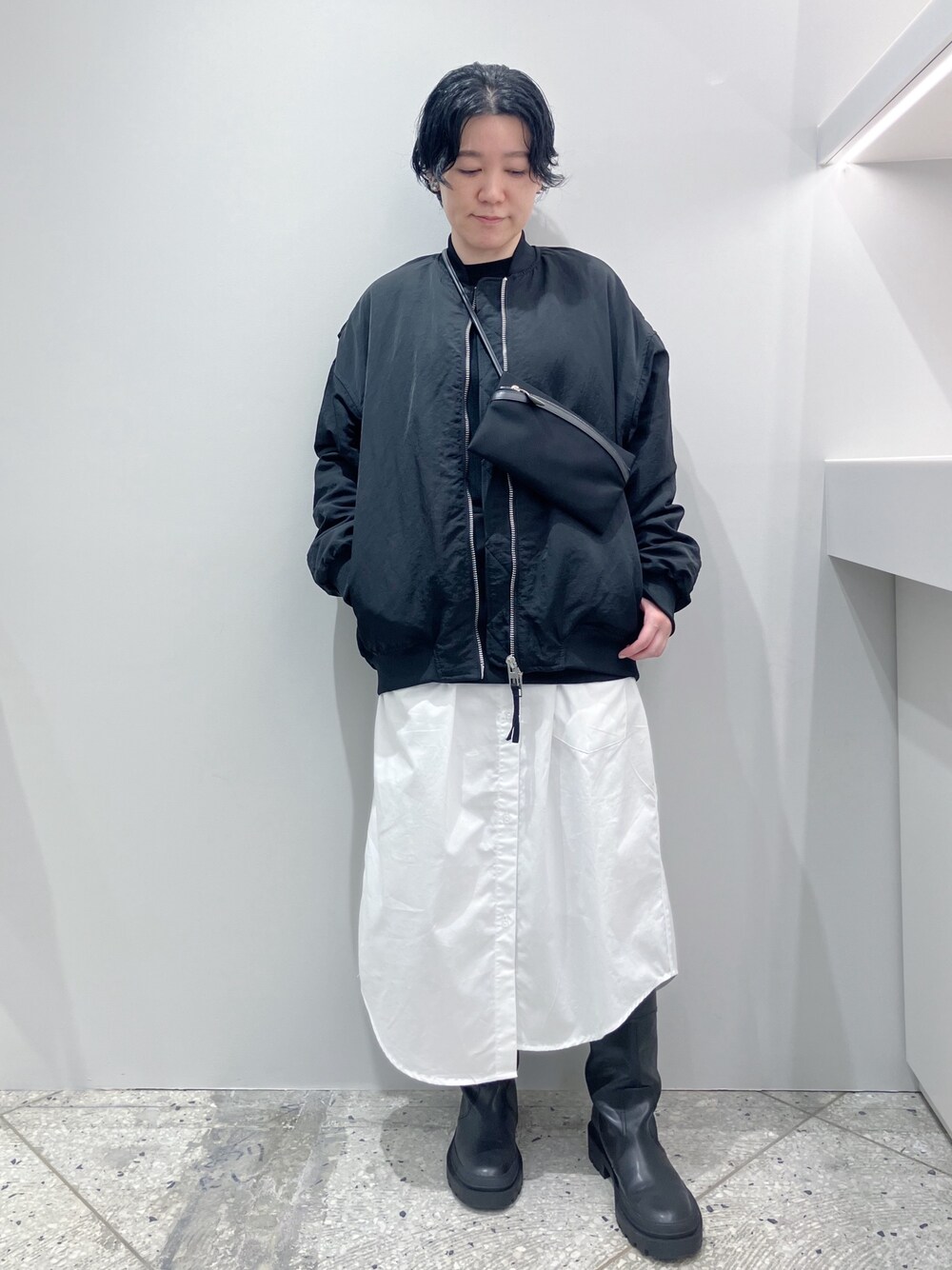 「ヒロコハヤシ、HIROKO HAYASHI、ショルダーバッグ、サコッシュ、カジュアル、ブラック、ホワイト」｜「HIROKO HAYASHIのPOLARIS（ポラリス）ショルダーバッグ（ショルダーバッグ、ブラック系）」を使った、mc_hhさん（レディース・156cm）の秋コーディネートの1枚目の写真