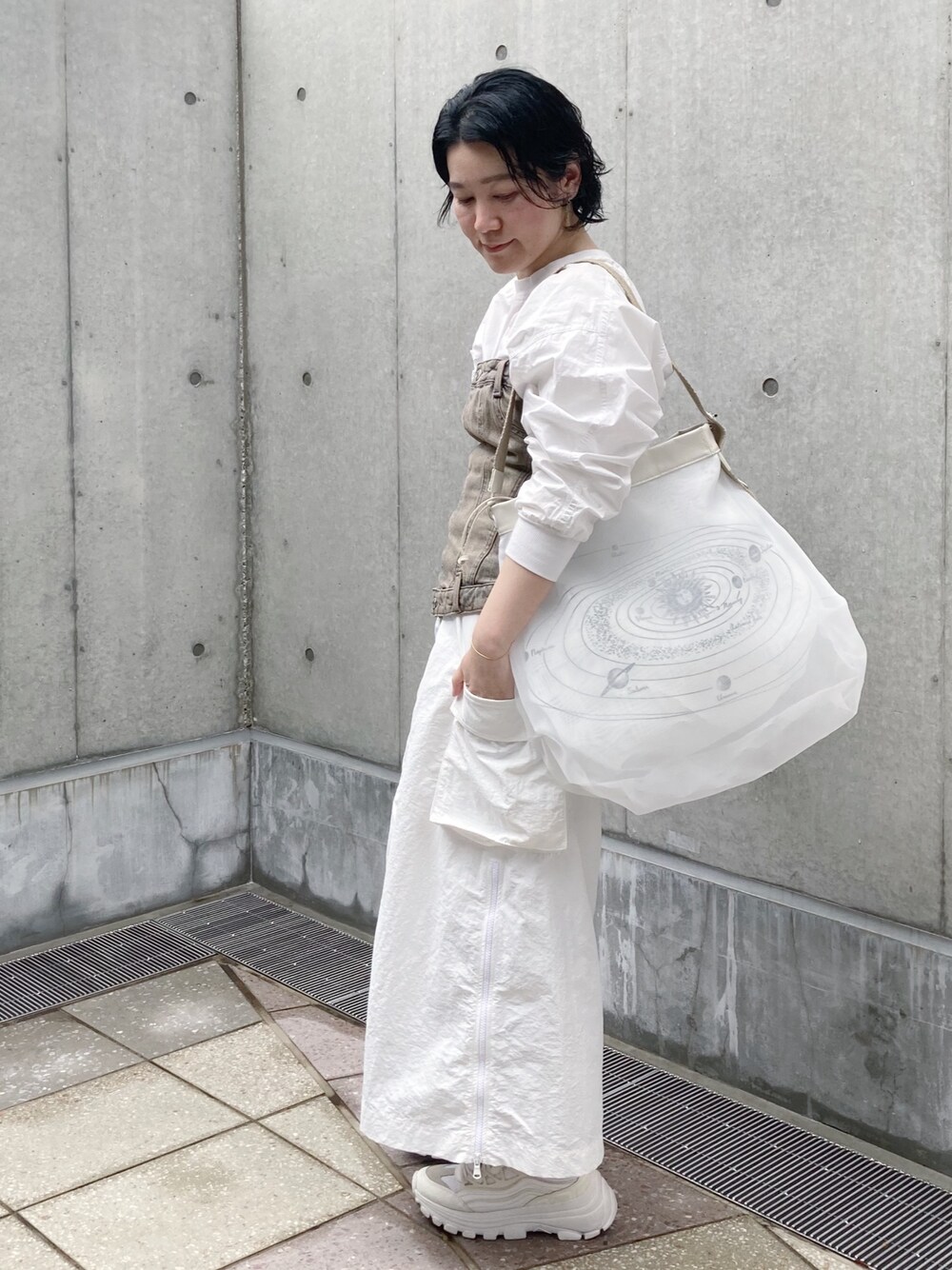 「ホワイト、ビスチェ、ヒロコハヤシ、HIROKO HAYASHI、シアー」｜「HIROKO HAYASHIのFABRE（ファーブル）ショルダーバッグL（ショルダーバッグ、ホワイト系）」を使った、mc_hhさん（レディース・156cm）の春コーディネートの1枚目の写真