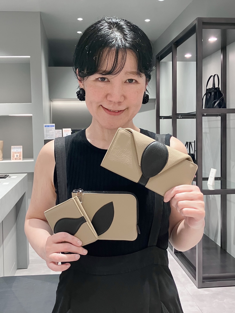 ベージュ系の財布、ベージュ系の財布、ベージュ系の財布を着用したレディースの夏コーディネートの1枚目の写真