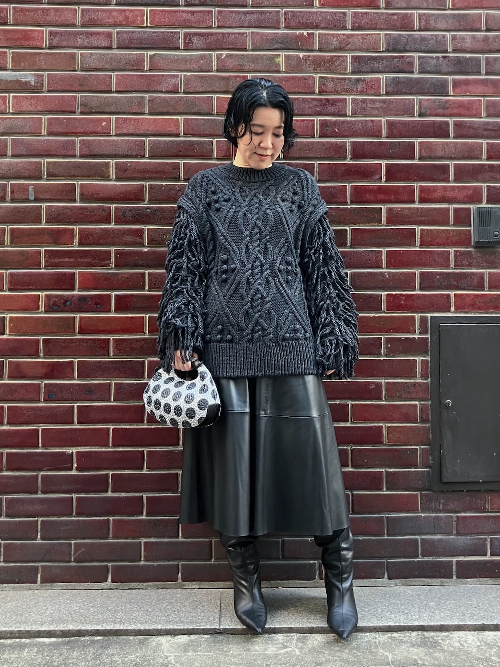 「HIROKO HAYASHI、HIROKOHAYASHI、ヒロコハヤシ、ジラソーレポワン、ジラソーレ、パーティーバッグ、ドット、カジュアル」｜「HIROKO HAYASHIの【数量限定】GIRASOLE POINT（ジラソーレ ポワン）クロワッサンバッグ（ハンドバッグ、シルバー系）」を使った、mc_hhさん（レディース・156cm）の秋コーディネートの1枚目の写真