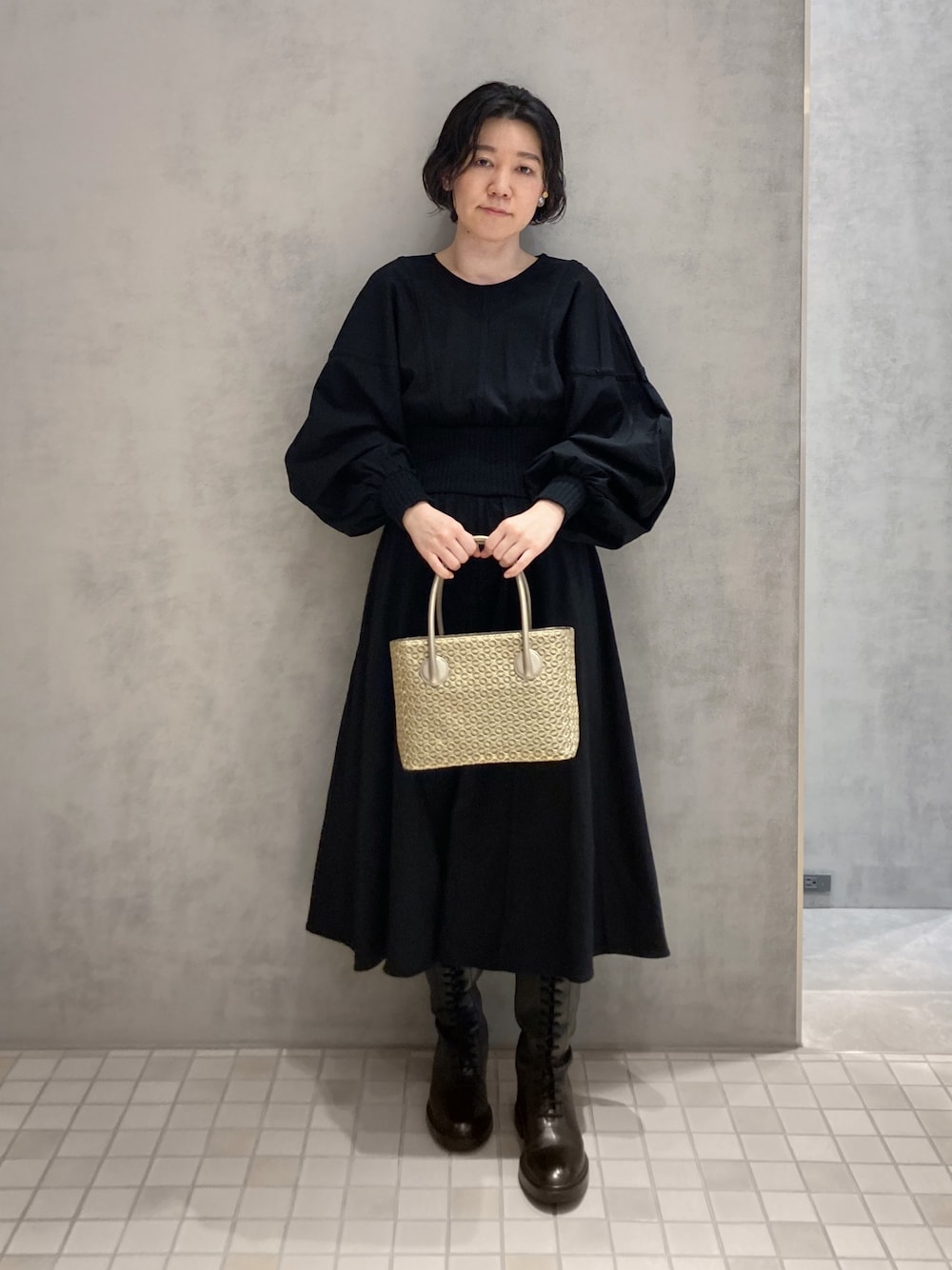 「オトナカジュアル、オトナ女子、ワンピース、ワントーンコーデ、ヒロコハヤシ、HIROKOHAYASHI、ボリューム袖、ゴールド、ブラック、モノトーン、セレモニー、フォーマル、HIROKO HAYASHI」｜「HIROKO HAYASHIのアイテム（バッグ、ゴールド系）」を使った、mc_hhさん（レディース・156cm）の春コーディネートの1枚目の写真
