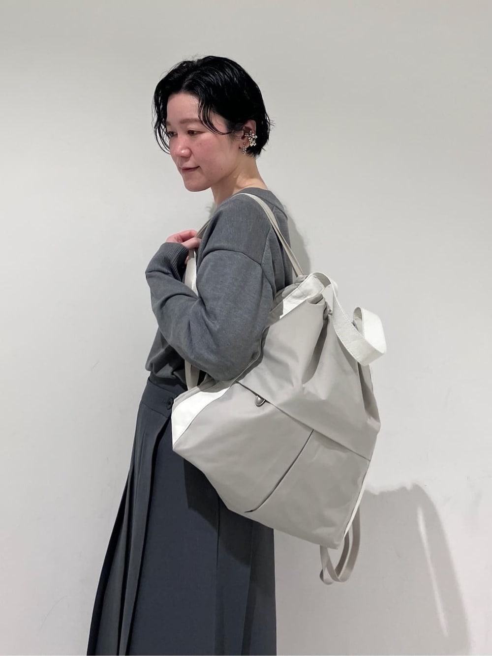 グレー系のバックパック/リュックを着用したレディースの冬コーディネートの1枚目の写真