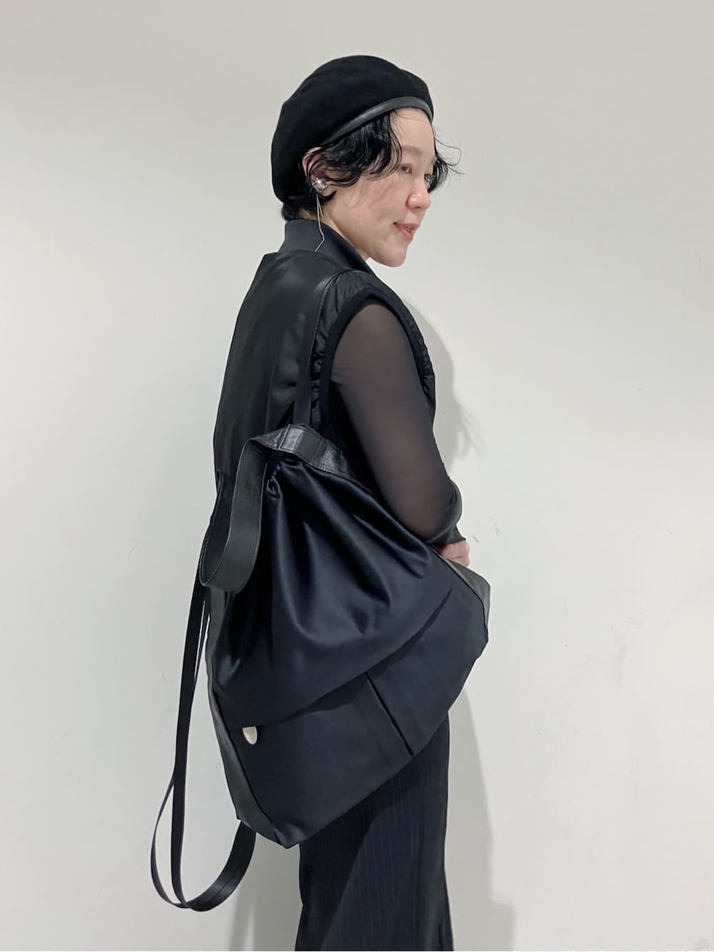 ブラック系のバックパック/リュックを着用したレディースの秋コーディネートの1枚目の写真