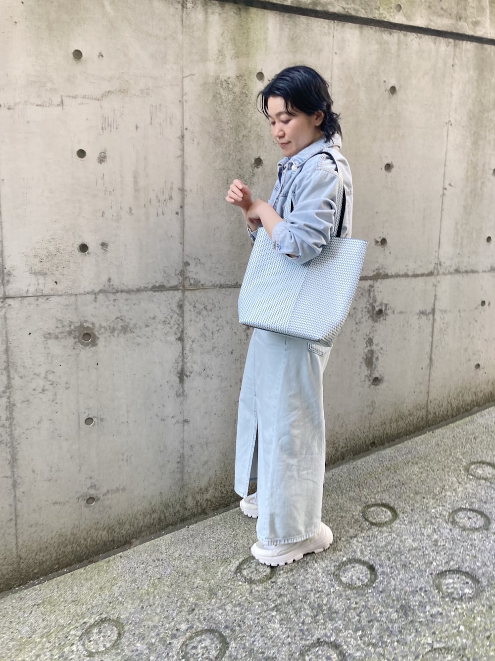 「トートバッグ、ヒロコハヤシ、HIROKO HAYASHI、HIROKOHAYASHI、デニム、カジュアル」｜「HIROKO HAYASHIの◆OTTICA（オッティカ）トートバッグM（トートバッグ、ブルー系）」を使った、mc_hhさん（レディース・156cm）の夏コーディネートの1枚目の写真