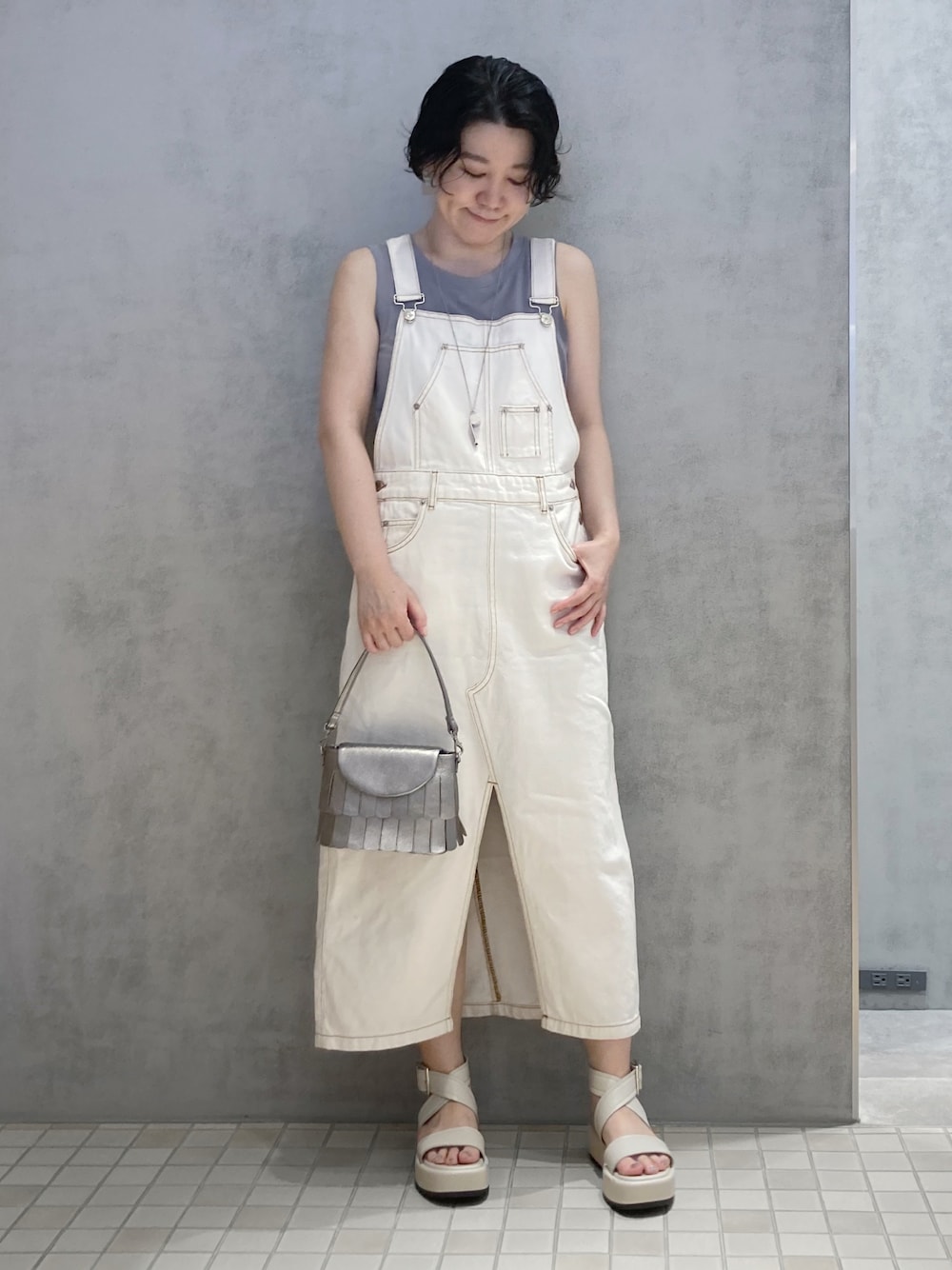「ヒロコハヤシ、HIROKOHAYASHI、HIROKO HAYASHI、シンプル、オトナ女子、カジュアル、夏、オトナカジュアル、ホワイトコーデ、サンダル、サロペット、ノースリーブ」｜「HIROKO HAYASHIのFRANGIA（フランジャ）ミニショルダーバッグ（ショルダーバッグ、グレー系）」を使った、mc_hhさん（レディース・156cm）の夏コーディネートの1枚目の写真