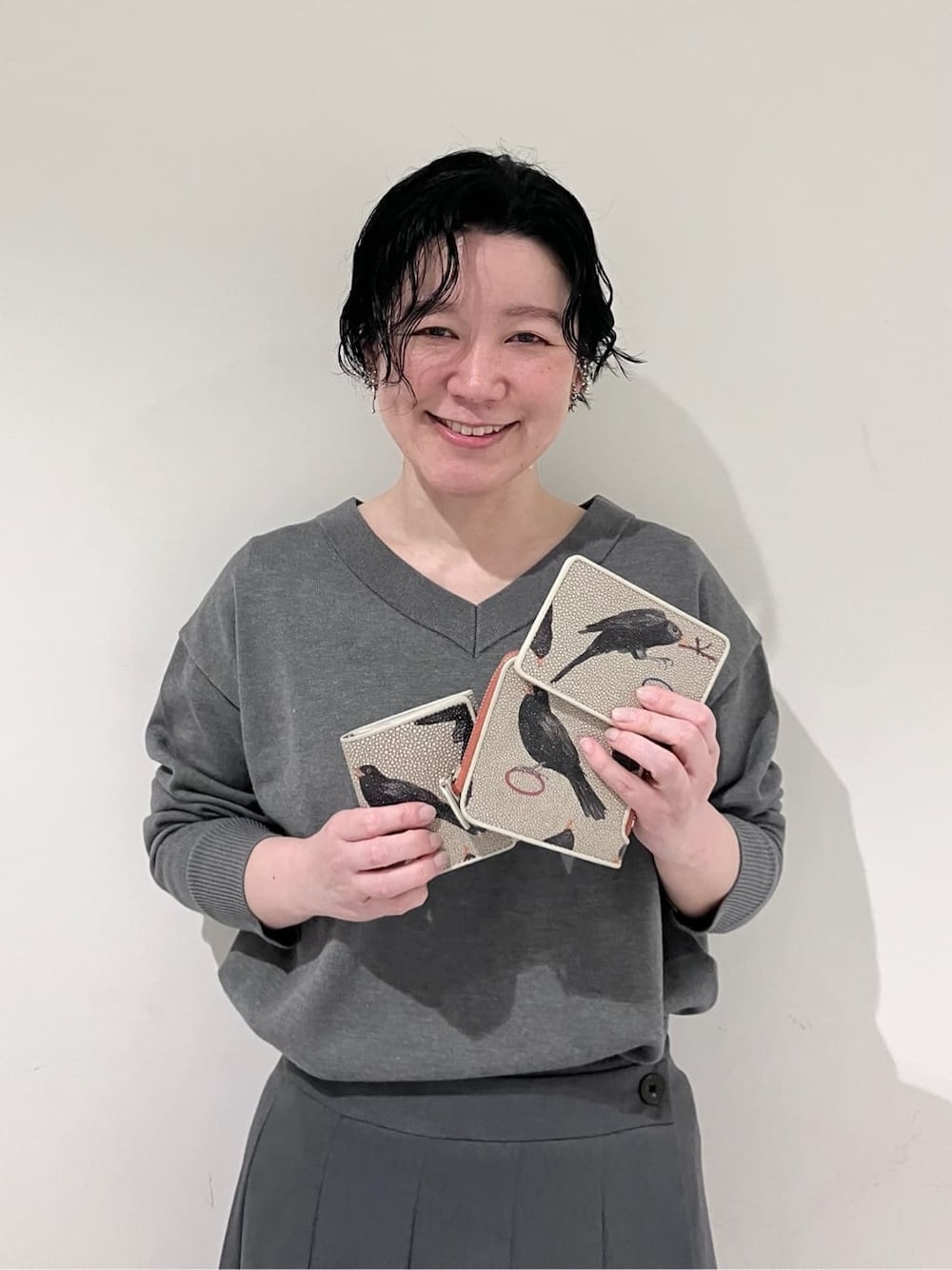 オレンジ系の名刺入れ、オレンジ系の財布、オレンジ系の財布を着用したレディースの冬コーディネートの1枚目の写真