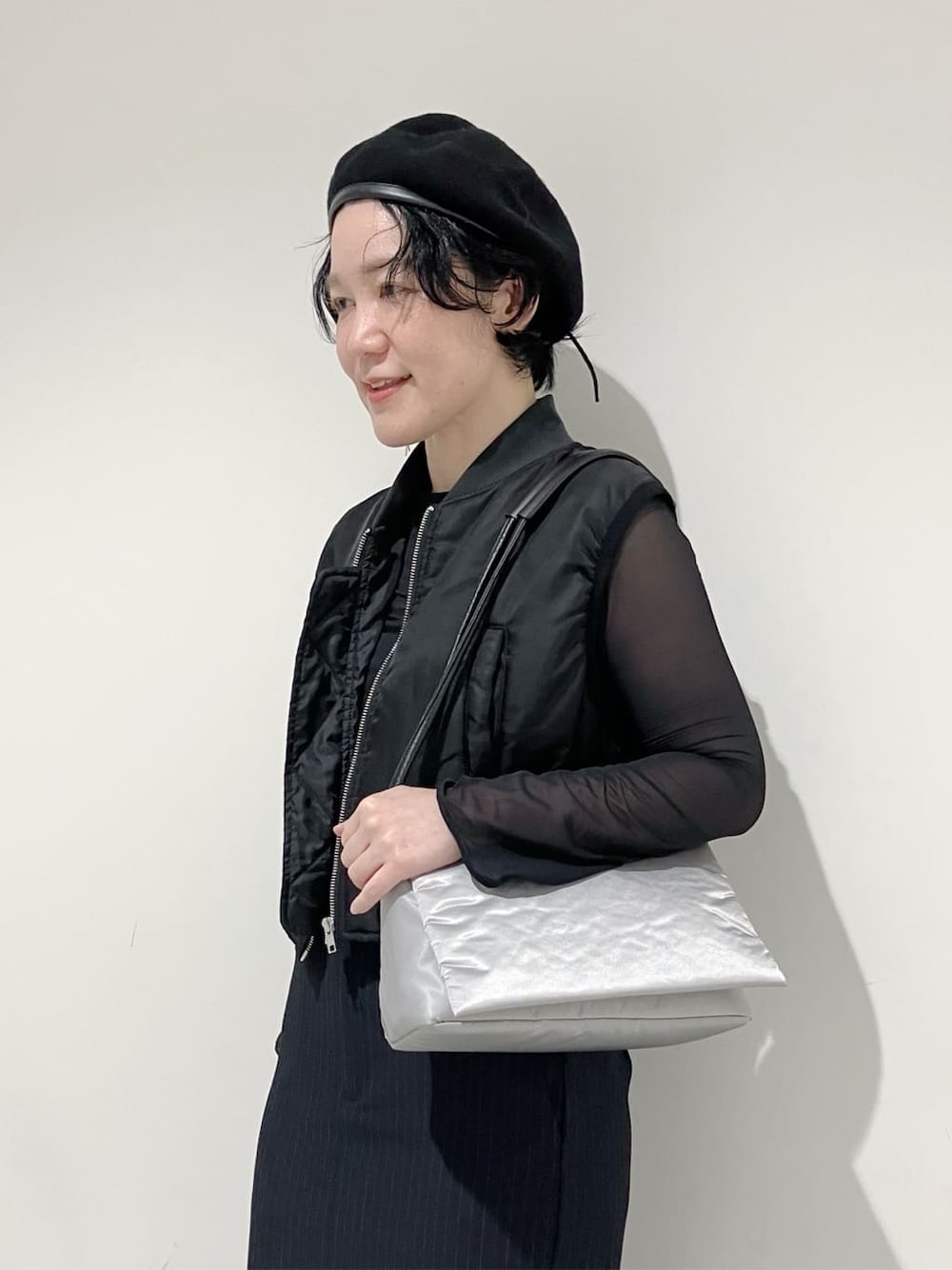 ブラック系のショルダーバッグ、グレー系のショルダーバッグを着用したレディースの秋コーディネートの1枚目の写真