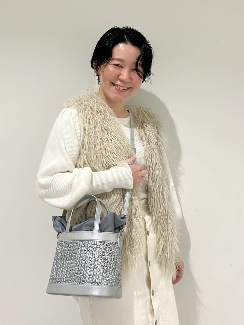 ブラック系のショルダーバッグ、シルバー系のショルダーバッグを着用したレディースの秋コーディネートの1枚目の写真