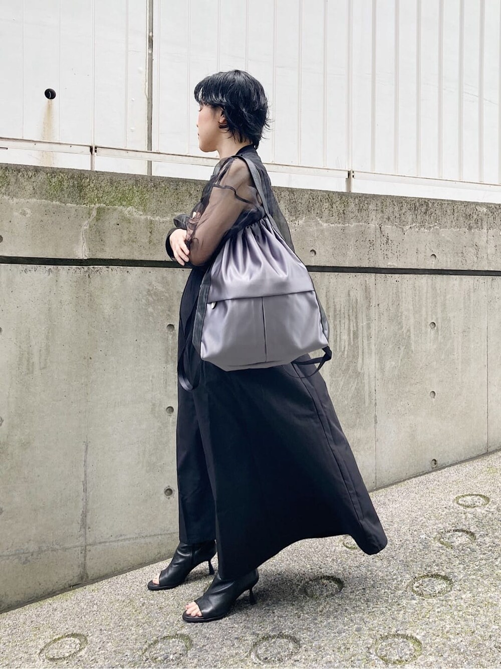 グレー系のバックパック/リュックを着用したレディースの夏コーディネートの1枚目の写真