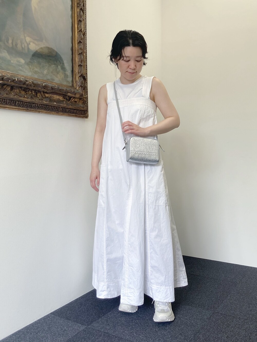 「ショルダーバッグ、ヒロコハヤシ、HIROKO HAYASHI、HIROKOHAYASHI、シルバー、ホワイト、ワンピース、カジュアル」｜「HIROKO HAYASHIの【WEB・梅田限定】CUCINETTA（クチネッタ）ショルダーバッグ（ショルダーバッグ、シルバー系）」を使った、mc_hhさん（レディース・156cm）の夏コーディネートの1枚目の写真