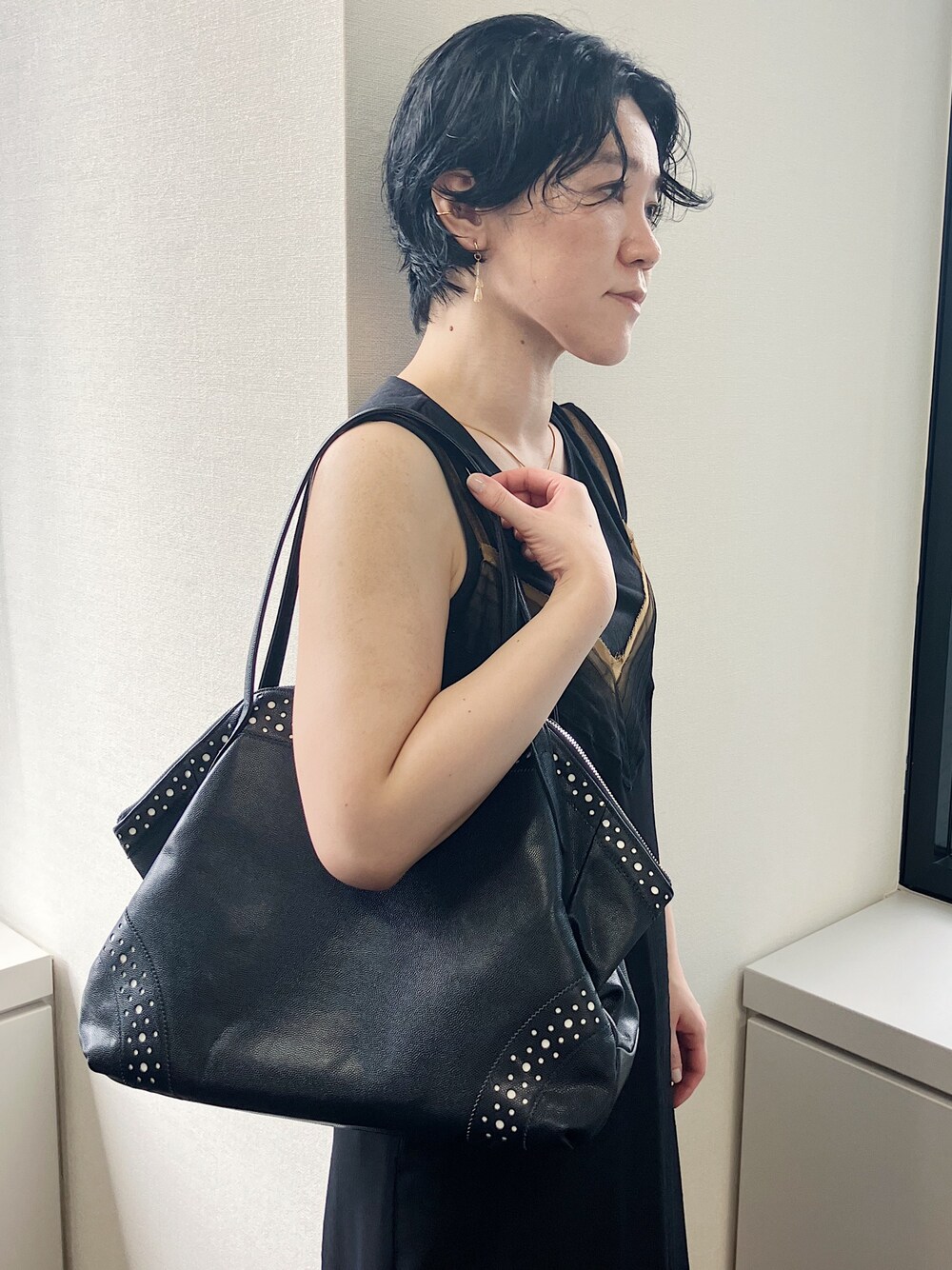 「レザーバッグ、ヒロコハヤシ、HIROKO HAYASHI、HIROKOHAYASHI、ボストンバッグ、通勤バッグ」｜「HIROKO HAYASHIのVELENO（ヴェレーノ）ボストンバッグ（ボストンバッグ、ブルー系）」を使った、mc_hhさん（レディース・156cm）の夏コーディネートの1枚目の写真