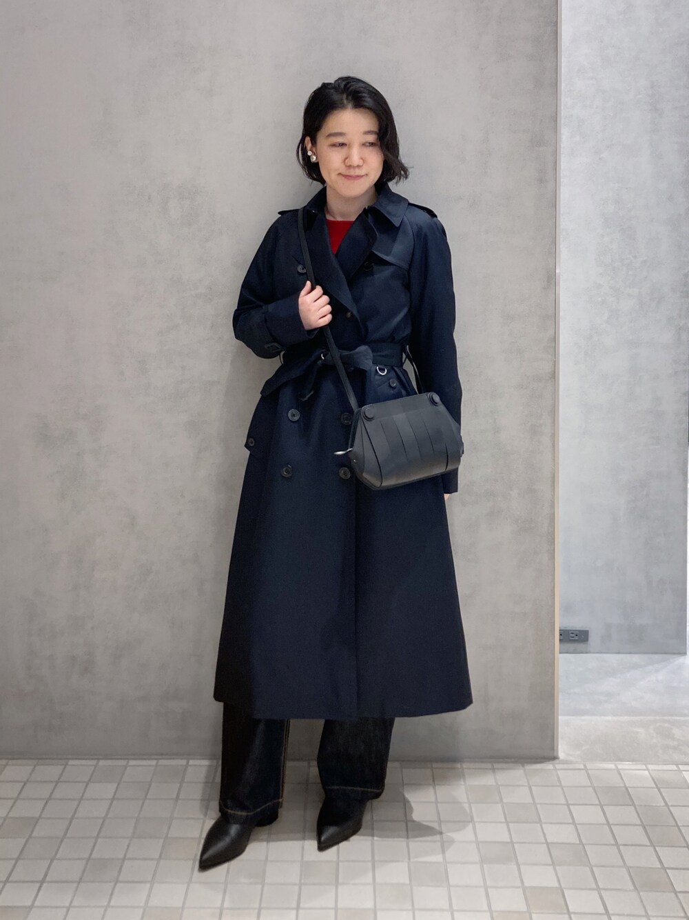 「ヒロコハヤシ、HIROKOHAYASHI、トレンチコート、オトナカジュアル、キレイめ、デニム、ネイビー、カラーニット」｜「HIROKO HAYASHIのOSSO（オッソ）ショルダーバッグ（ショルダーバッグ、ブラック系）」を使った、mc_hhさん（レディース・156cm）の春コーディネートの1枚目の写真