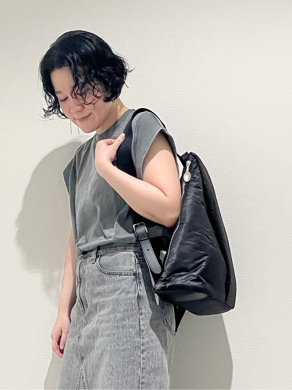 ブラック系のバックパック/リュック、グレー系のバックパック/リュックを着用したレディースの夏コーディネートの1枚目の写真