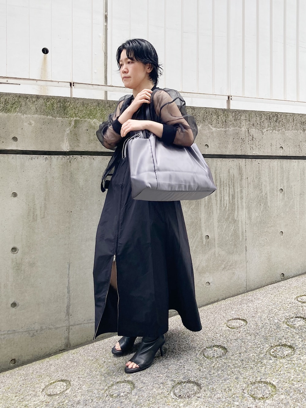 「トートバッグ、ヒロコハヤシ、HIROKO HAYASHI、HIROKOHAYASHI、ワンピース、ブラック、カジュアル」｜「HIROKO HAYASHIのLUINI SATINE（ルイーニ サティーネ）トートバッグ（トートバッグ、ブラック系）」を使った、mc_hhさん（レディース・156cm）の夏コーディネートの1枚目の写真