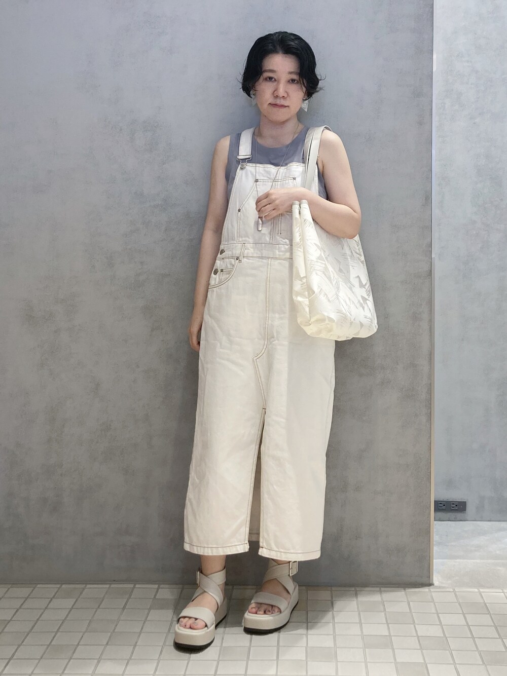「ヒロコハヤシ、HIROKOHAYASHI、HIROKO HAYASHI、シンプル、カジュアル、オトナ女子、夏、オトナカジュアル、ホワイトコーデ、サンダル、サロペット、ノースリーブ、トートバッグ」｜「HIROKO HAYASHIのGIACOMO(ジャコモ)トートバッグ（トートバッグ、ホワイト系）」を使った、mc_hhさん（レディース・156cm）の夏コーディネートの1枚目の写真