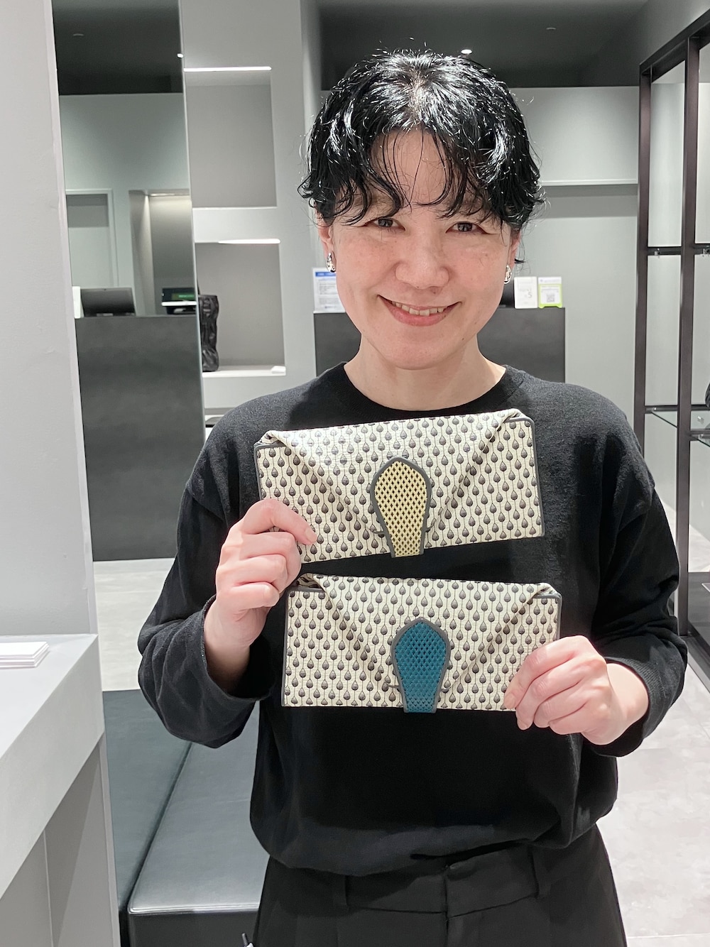 イエロー系の財布、ブルー系の財布、ブルー系の財布を着用したレディースの夏コーディネートの1枚目の写真