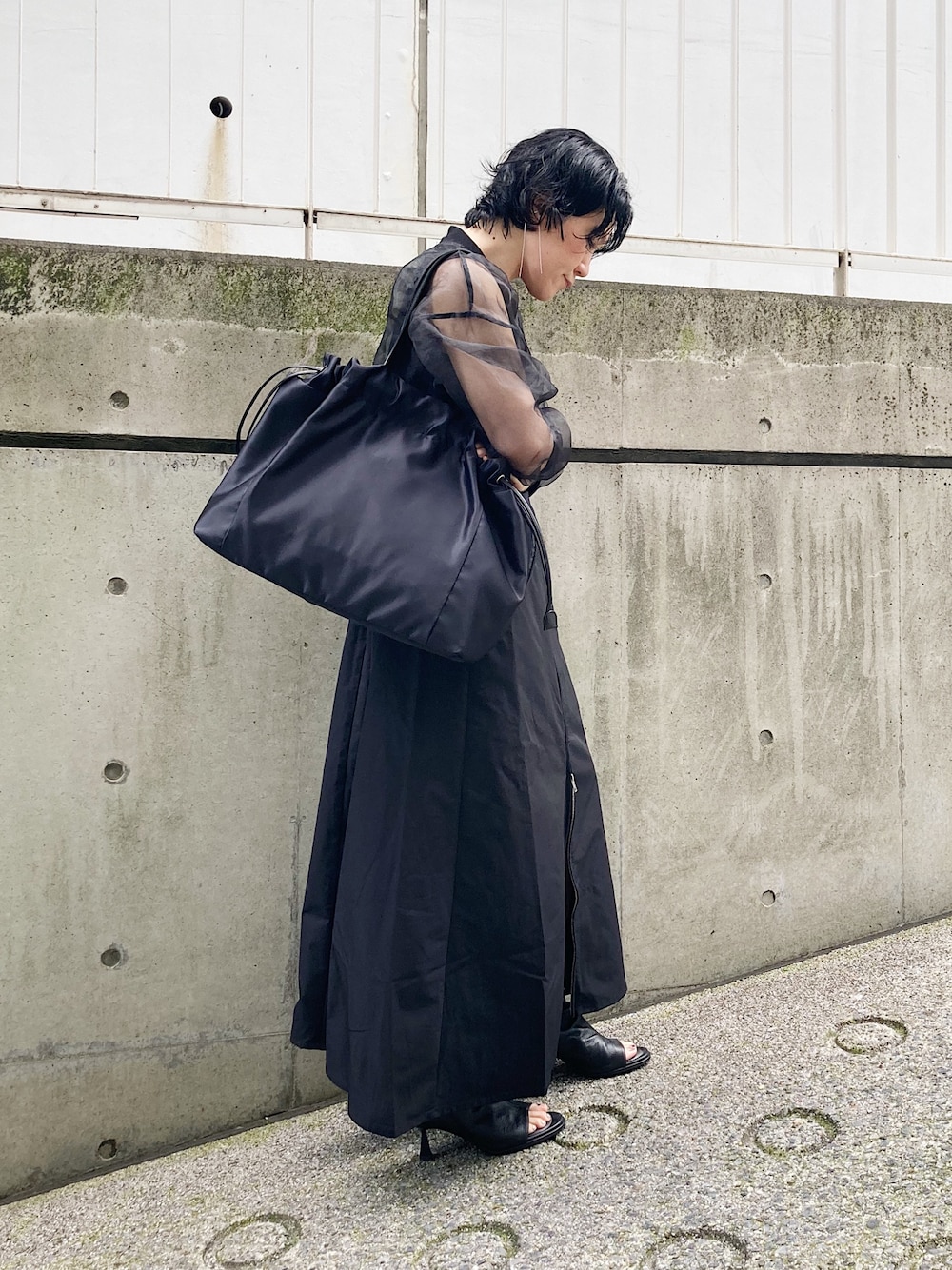 「トートバッグ、HIROKO HAYASHI、HIROKOHAYASHI、ヒロコハヤシ、ブラック、カジュアル、ワンピース」｜「HIROKO HAYASHIのLUINI SATINE（ルイーニ サティーネ）トートバッグ（トートバッグ、ブラック系）」を使った、mc_hhさん（レディース・156cm）の夏コーディネートの1枚目の写真