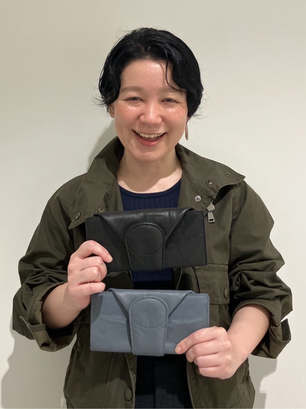 ブラック系の財布、ブルー系の財布を着用したレディースの秋コーディネートの1枚目の写真