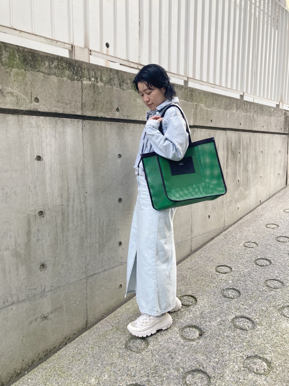 「デニム、デニムオンデニム、メッシュ、ビビッドカラー、グリーン、ヒロコハヤシ、HIROKO HAYASHI、HIROKOHAYASHI」｜「HIROKO HAYASHIのGRIGLIA（グリリア）トートバッグ（トートバッグ、グリーン系）」を使った、mc_hhさん（レディース・156cm）の春コーディネートの1枚目の写真