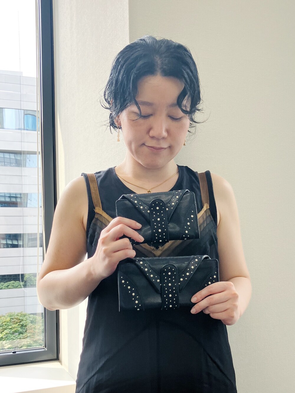 「革小物、財布、ネイビー、ヒロコハヤシ、HIROKO HAYASHI、HIROKOHAYASHI」｜「HIROKO HAYASHIのVELENO（ヴェレーノ）マルチ財布（財布、ブルー系）」を使った、mc_hhさん（レディース・156cm）の夏コーディネートの1枚目の写真