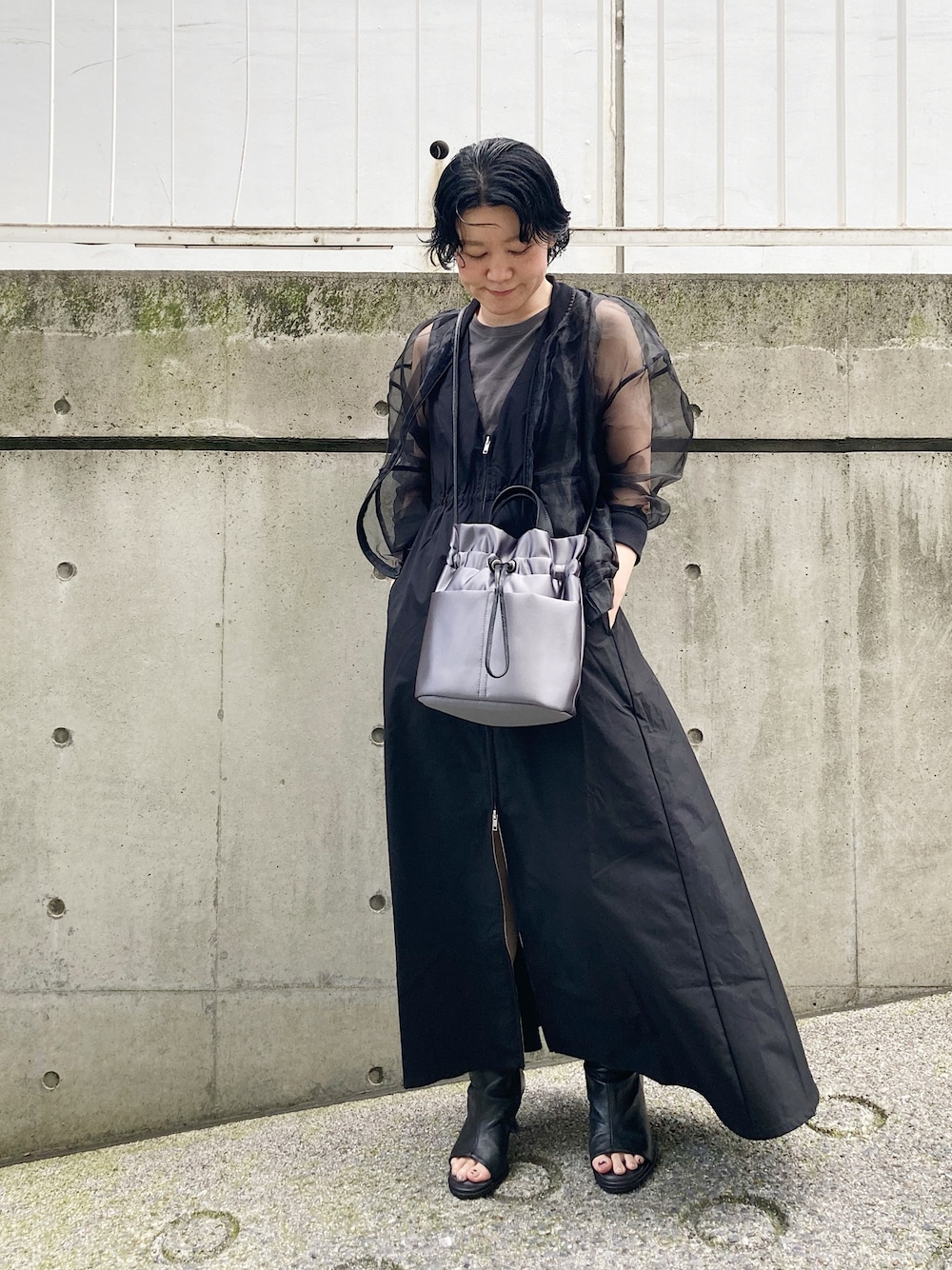 「ショルダーバッグ、ヒロコハヤシ、HIROKO HAYASHI、HIROKOHAYASHI、ブラックコーデ、ワンピース、カジュアル」｜「HIROKO HAYASHIのLUINI SATINE（ルイーニ サティーネ）ショルダーバッグ（ショルダーバッグ、ブラック系）」を使った、mc_hhさん（レディース・156cm）の夏コーディネートの1枚目の写真
