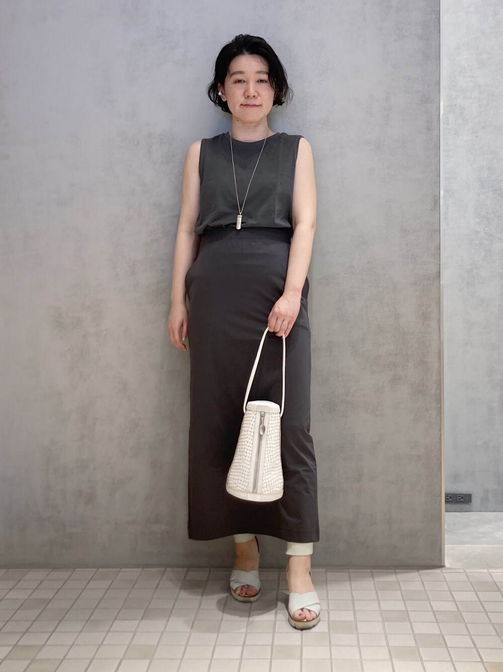 「ヒロコハヤシ、HIROKOHAYASHI、HIROKO HAYASHI、タイトスカート、グレー、サンダル、シンプルコーデ、カジュアル、オトナカジュアル」｜「HIROKO HAYASHIのMOSAICO(モザイコ)ショルダーバッグ（ショルダーバッグ、ホワイト系）」を使った、mc_hhさん（レディース・156cm）の春コーディネートの1枚目の写真