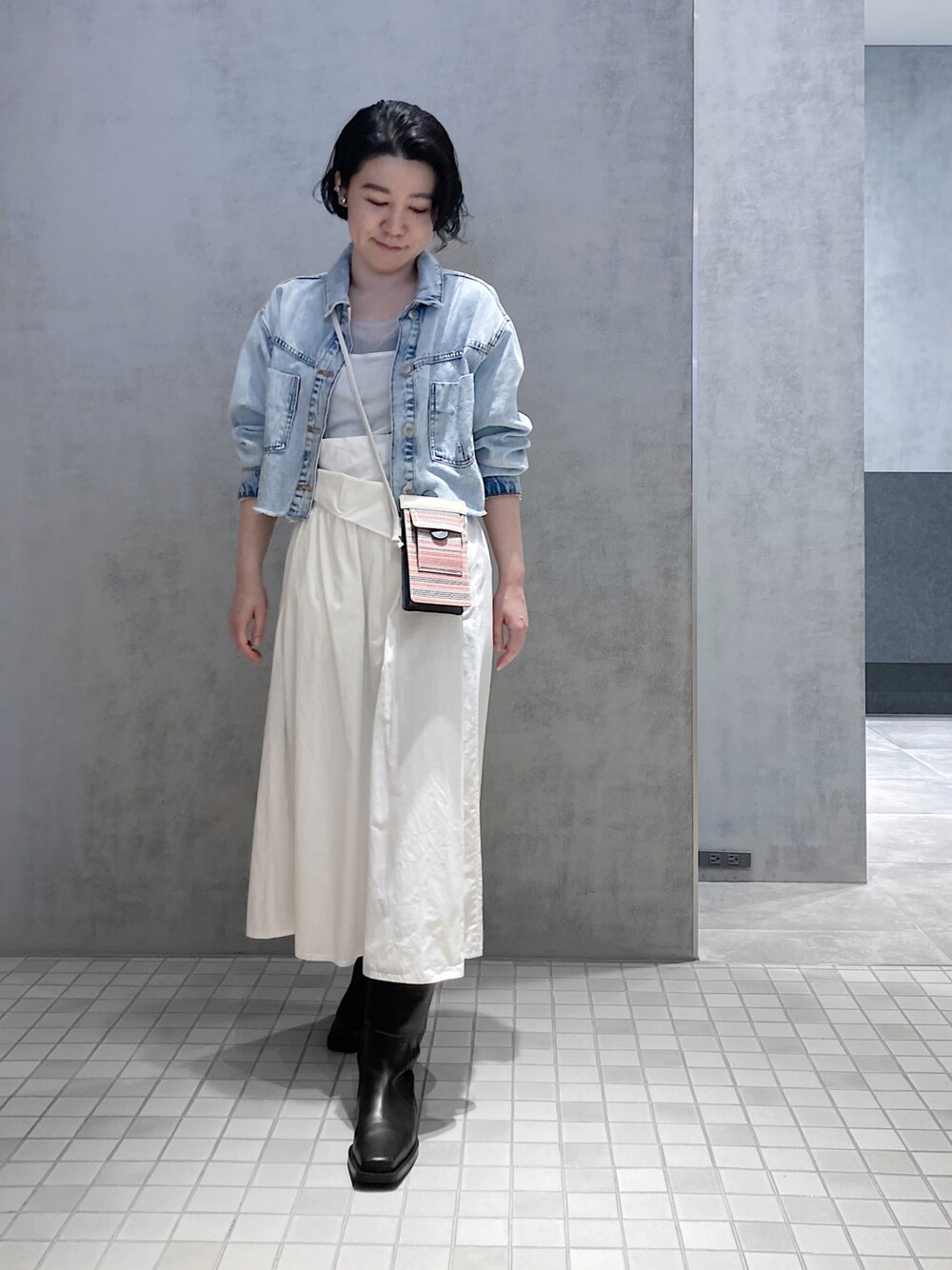 「ヒロコハヤシ、HIROKOHAYASHI、HIROKO HAYASHI、デニム、デニムジャケット、モバイルショルダー、スマホショルダー、ドット、ホワイト、カジュアル、オトナカジュアル、大人コーデ、きれいめカジュアル」｜「HIROKO HAYASHIのFONTE(フォンテ)スマホポシェット（ショルダーバッグ、ピンク系）」を使った、mc_hhさん（レディース・156cm）の春コーディネートの1枚目の写真