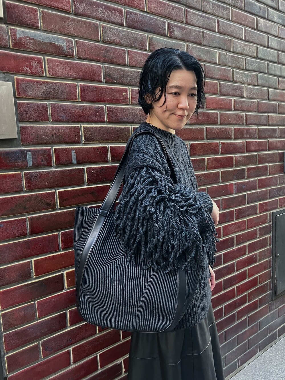 「ヒロコハヤシ、HIROKO HAYASHI、HIROKOHAYASHI、秋冬コーデ、トートバッグ、ニット、カジュアル」｜「HIROKO HAYASHIのASTRATTO（アストラット）トートバッグ（トートバッグ、グレー系）」を使った、mc_hhさん（レディース・156cm）の秋コーディネートの1枚目の写真