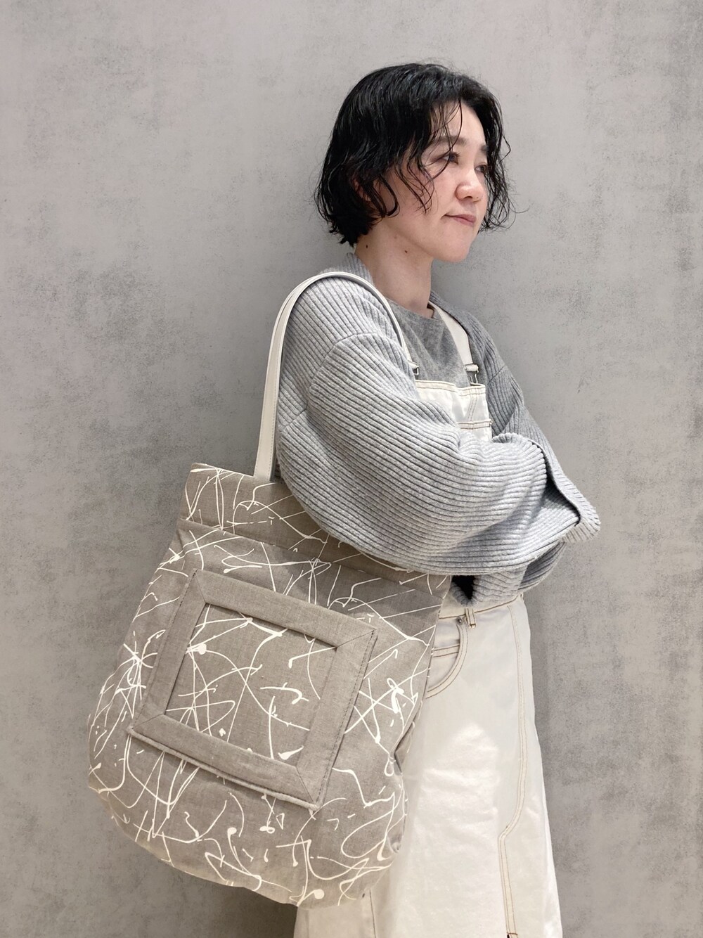 「HIROKO HAYASHI、HIROKOHAYASHI、ヒロコハヤシ、トートバッグ、麻、ホワイト、カジュアル」｜「HIROKO HAYASHIのVERNICE（ベルニーチェ）トートバッグ（トートバッグ、ベージュ系）」を使った、mc_hhさん（レディース・156cm）の夏コーディネートの1枚目の写真