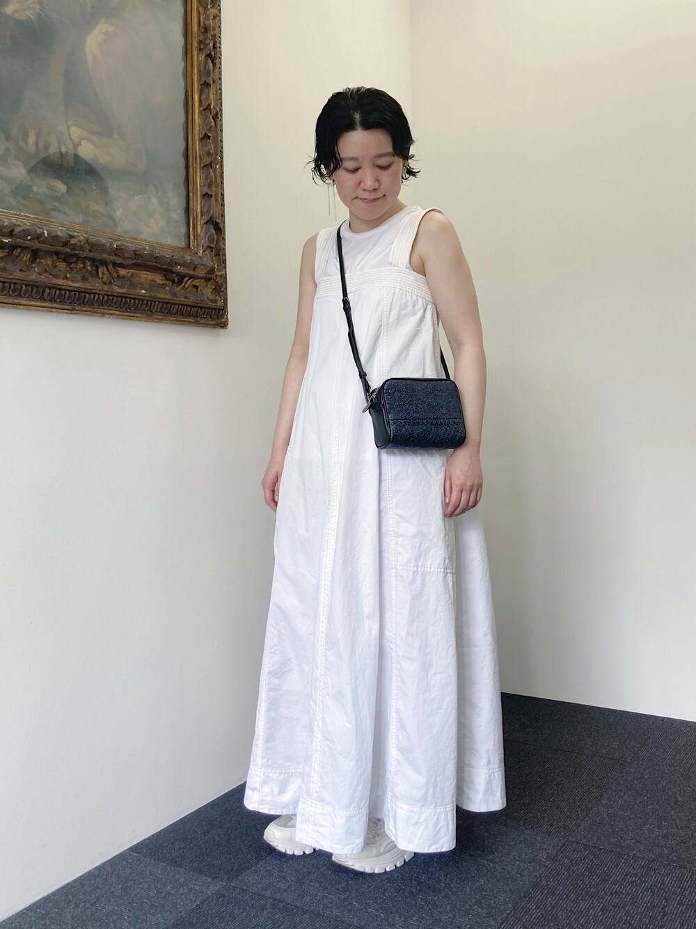 「ショルダーバッグ、HIROKO HAYASHI、ヒロコハヤシ、HIROKOHAYASHI、レザーバッグ、ワンピース、ホワイト、カジュアル」｜「HIROKO HAYASHIの【WEB・梅田限定】CUCINETTA（クチネッタ）ショルダーバッグ（ショルダーバッグ、ブルー系）」を使った、mc_hhさん（レディース・156cm）の夏コーディネートの1枚目の写真