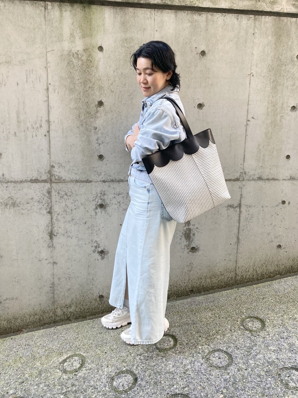 「トートバッグ、ヒロコハヤシ、HIROKO HAYASHI、HIROKOHAYASHI、デニム、カジュアル、レザーバッグ」｜「HIROKO HAYASHIの【数量限定】OTTICA ROVESCIO（オッティカ ロベーショ） トートバッグ（トートバッグ、ブラック系）」を使った、mc_hhさん（レディース・156cm）の夏コーディネートの1枚目の写真