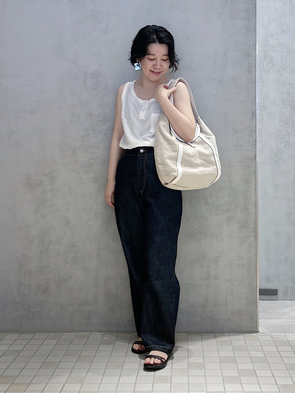 「ヒロコハヤシ、HIROKOHAYASHI、HIROKO HAYASHI、大人カジュアル、夏、シンプル、サンダル、デニム、オトナカジュアル」｜「HIROKO HAYASHIのMOSAICO(モザイコ)ワンショルダーバッグ（ショルダーバッグ、ホワイト系）」を使った、mc_hhさん（レディース・156cm）の夏コーディネートの1枚目の写真