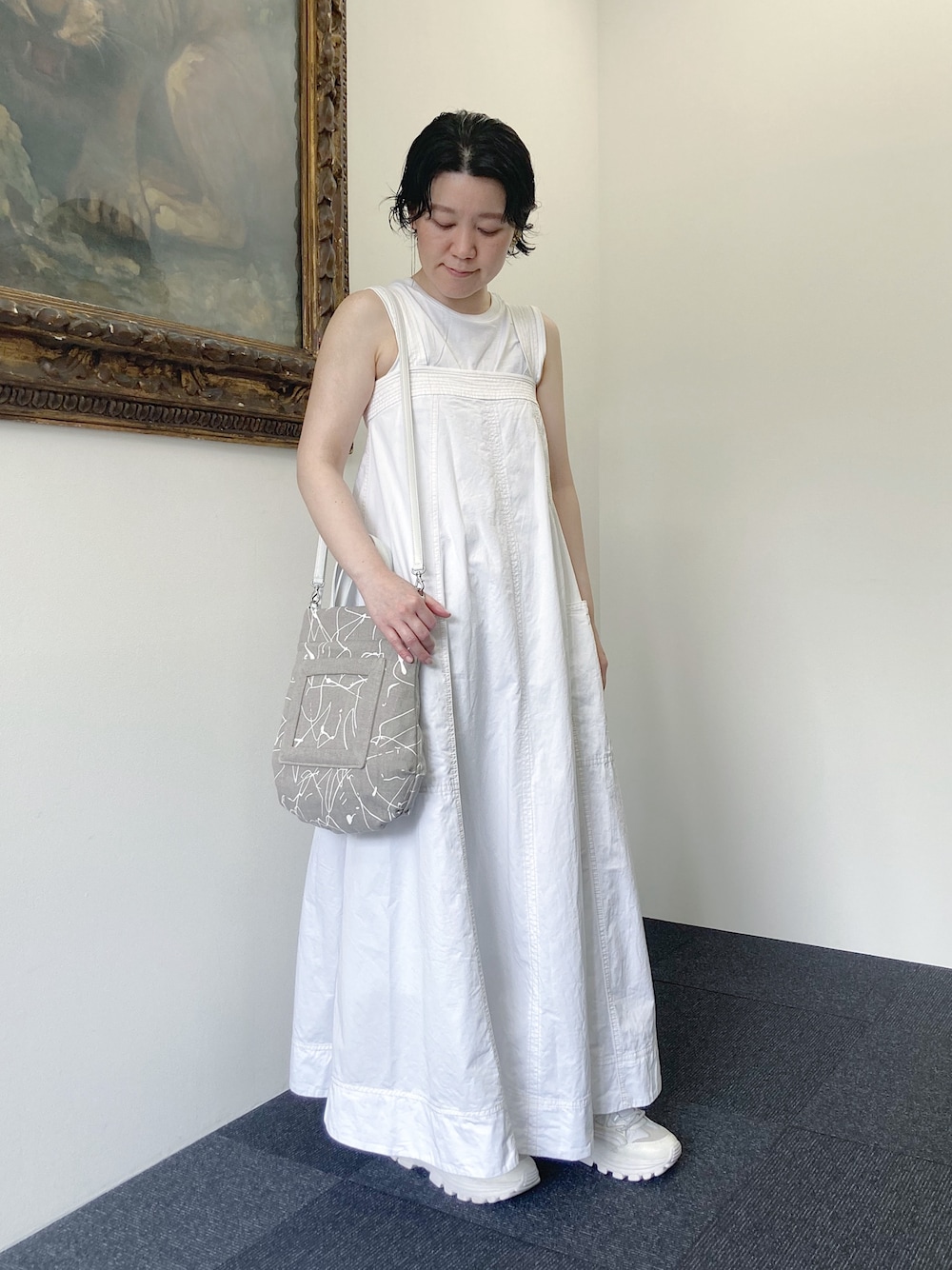 「ショルダーバッグ、ヒロコハヤシ、HIROKO HAYASHI、HIROKOHAYASHI、ワンピース、ホワイト、カジュアル」｜「HIROKO HAYASHIのVERNICE（ベルニーチェ）ショルダーバッグ（ショルダーバッグ、ベージュ系）」を使った、mc_hhさん（レディース・156cm）の夏コーディネートの1枚目の写真