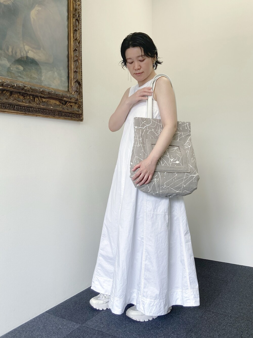 「トートバッグ、ヒロコハヤシ、HIROKO HAYASHI、HIROKOHAYASHI、ホワイト、ワンピース、カジュアル」｜「HIROKO HAYASHIのVERNICE（ベルニーチェ）トートバッグ（トートバッグ、ベージュ系）」を使った、mc_hhさん（レディース・156cm）の夏コーディネートの1枚目の写真