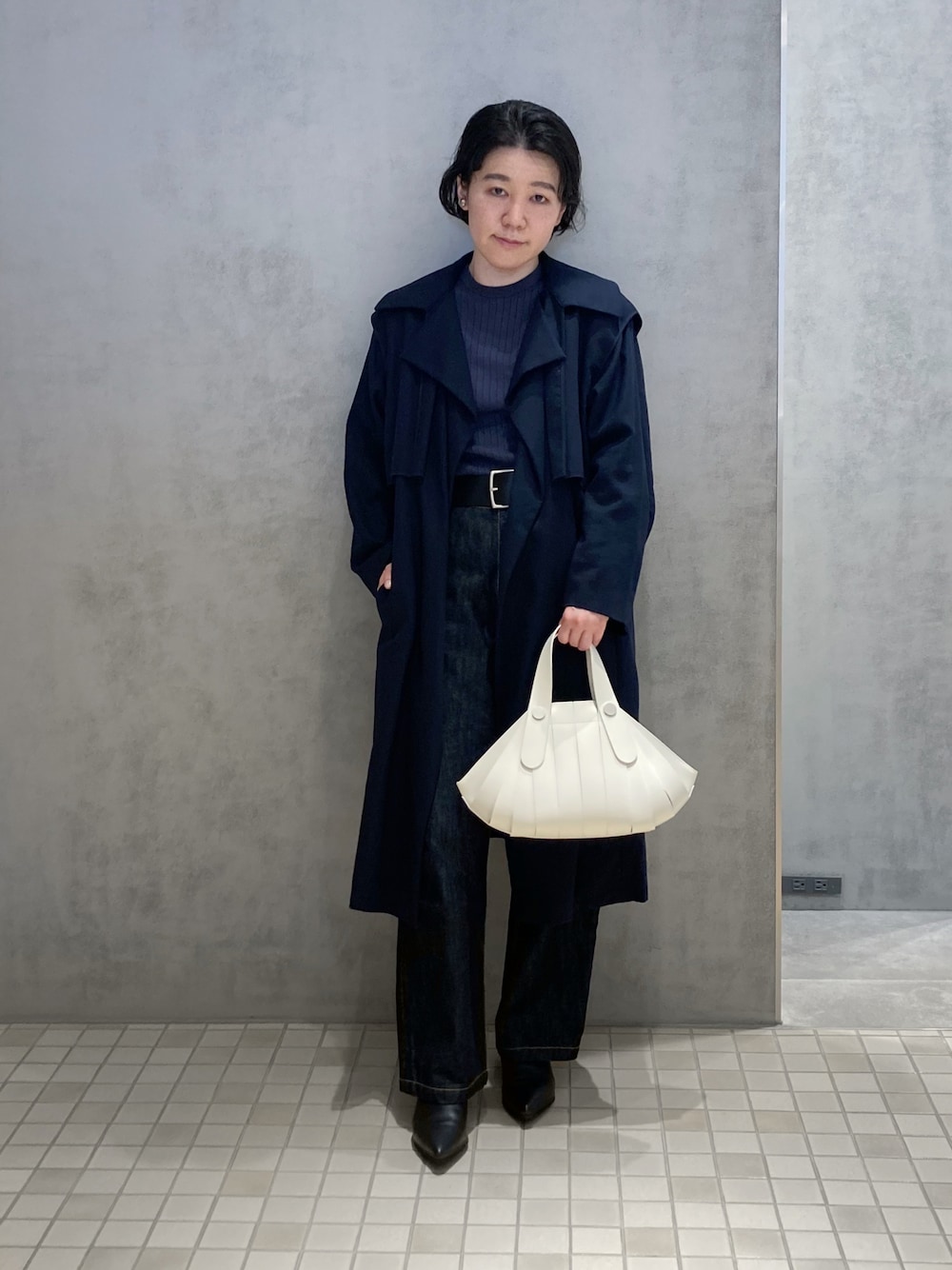「大人カジュアル、お出かけコーデ、大人女子、きれいめカジュアル、デニムコーデ、春アウター、ヒロコハヤシ、HIROKOHAYASHI、HIROKO HAYASHI、トレンチコート、ネイビー、デニム、シンプルコーデ、カジュアル」｜「HIROKO HAYASHIのOSSO VIVO(オッソ ヴィーヴォ)ハンドバッグ（ハンドバッグ、ホワイト系）」を使った、mc_hhさん（レディース・156cm）の春コーディネートの1枚目の写真