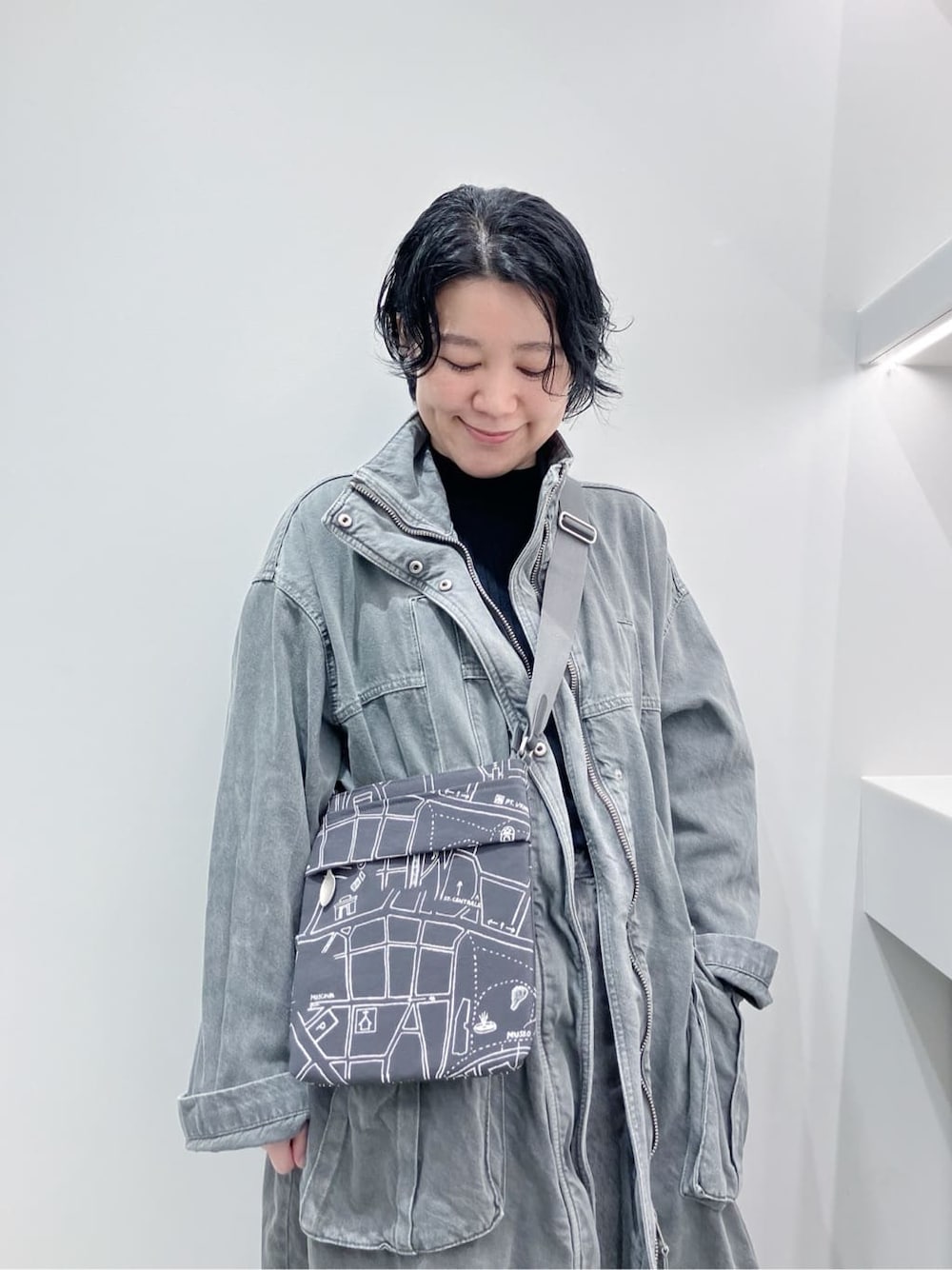 ブラック系のショルダーバッグ、ベージュ系のショルダーバッグを着用したレディースの秋コーディネートの1枚目の写真