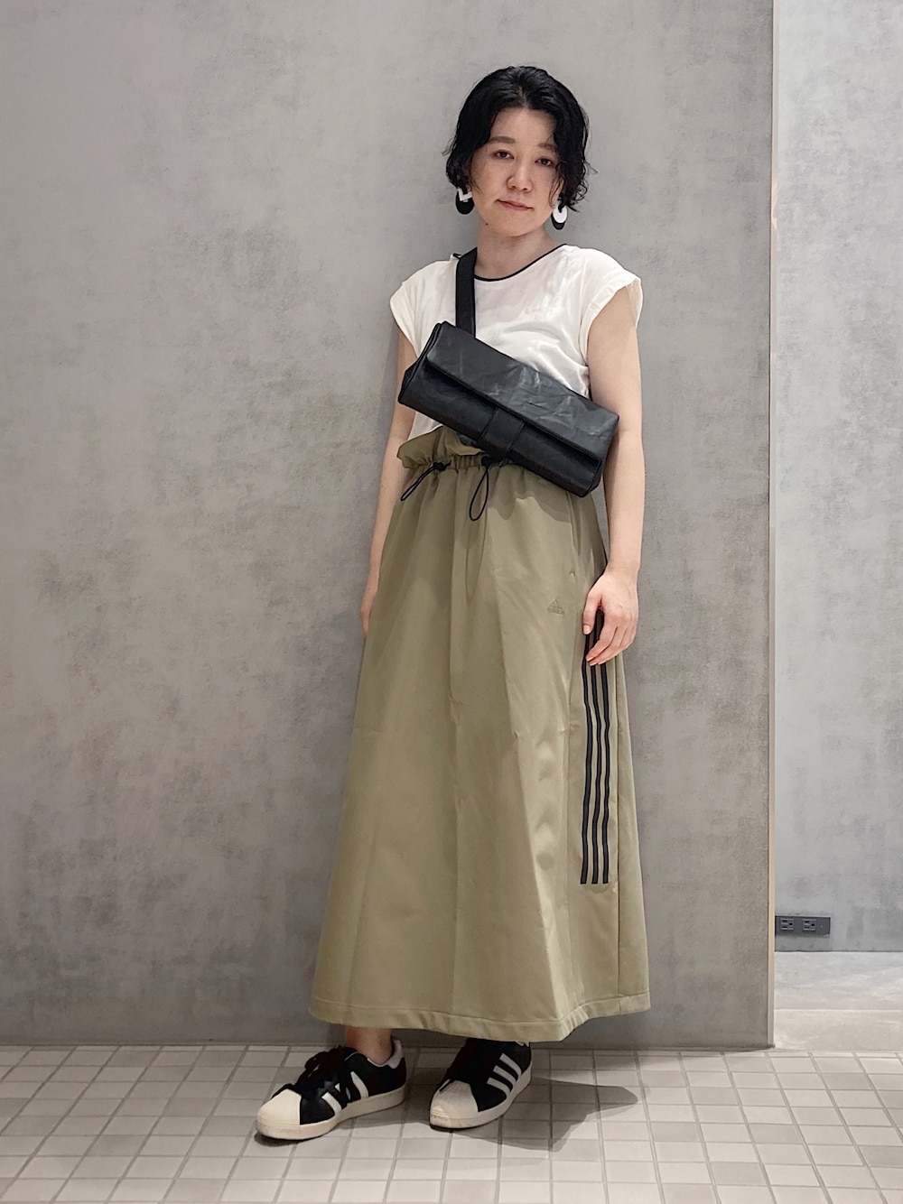 「ヒロコハヤシ、HIROKOHAYASHI、ロングスカート、HIROKO HAYASHI、スポーツミックス、スニーカー、カジュアルコーデ、リラックススタイル、オトナカジュアル、カジュアル、レザーバッグ」｜「HIROKO HAYASHIのBEFANA(ベファーナ)ショルダーバッグ（ショルダーバッグ、ブラック系）」を使った、mc_hhさん（レディース・156cm）の夏コーディネートの1枚目の写真