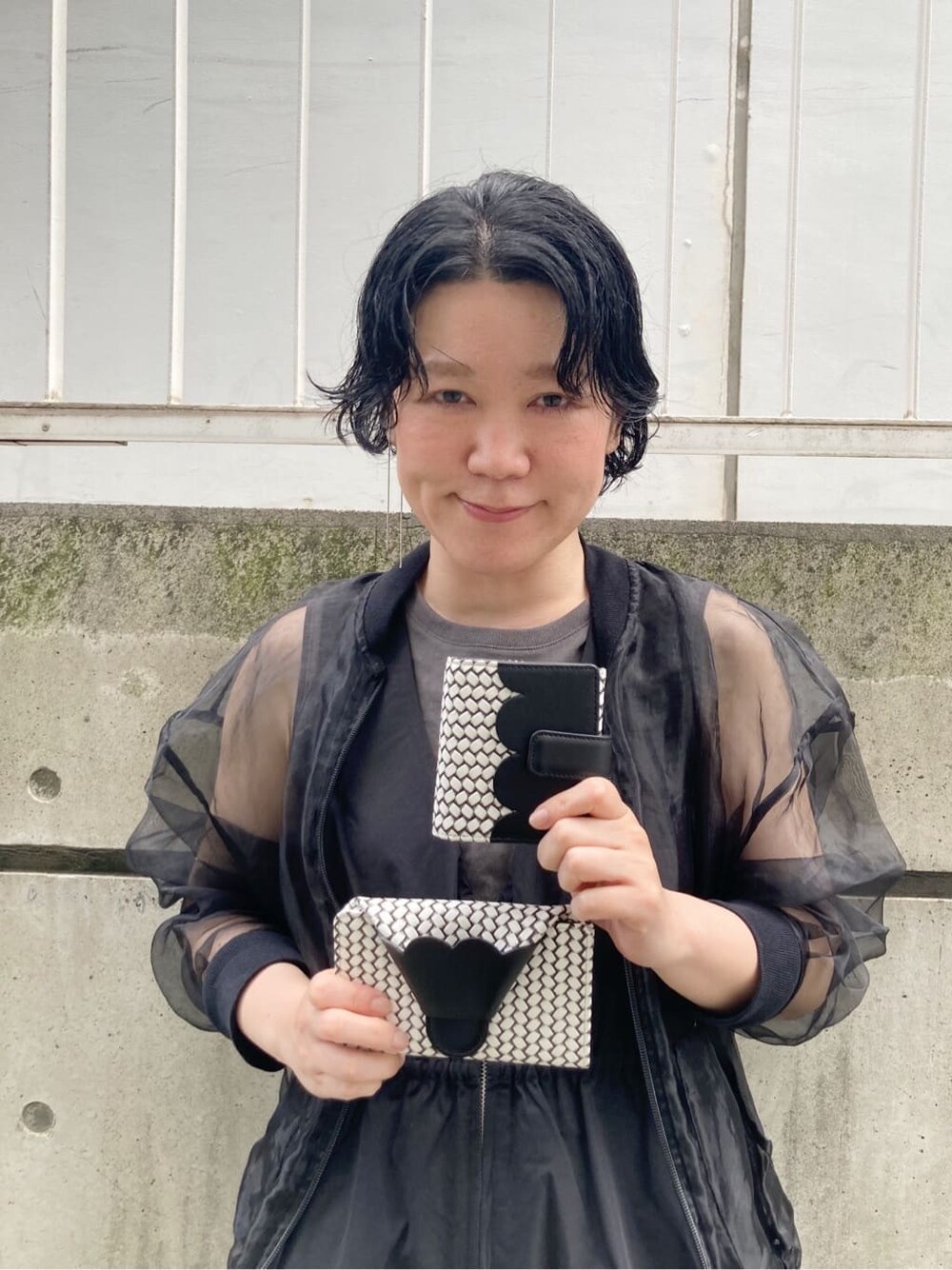 ブラック系の財布、ブルー系の財布を着用したレディースの夏コーディネートの1枚目の写真
