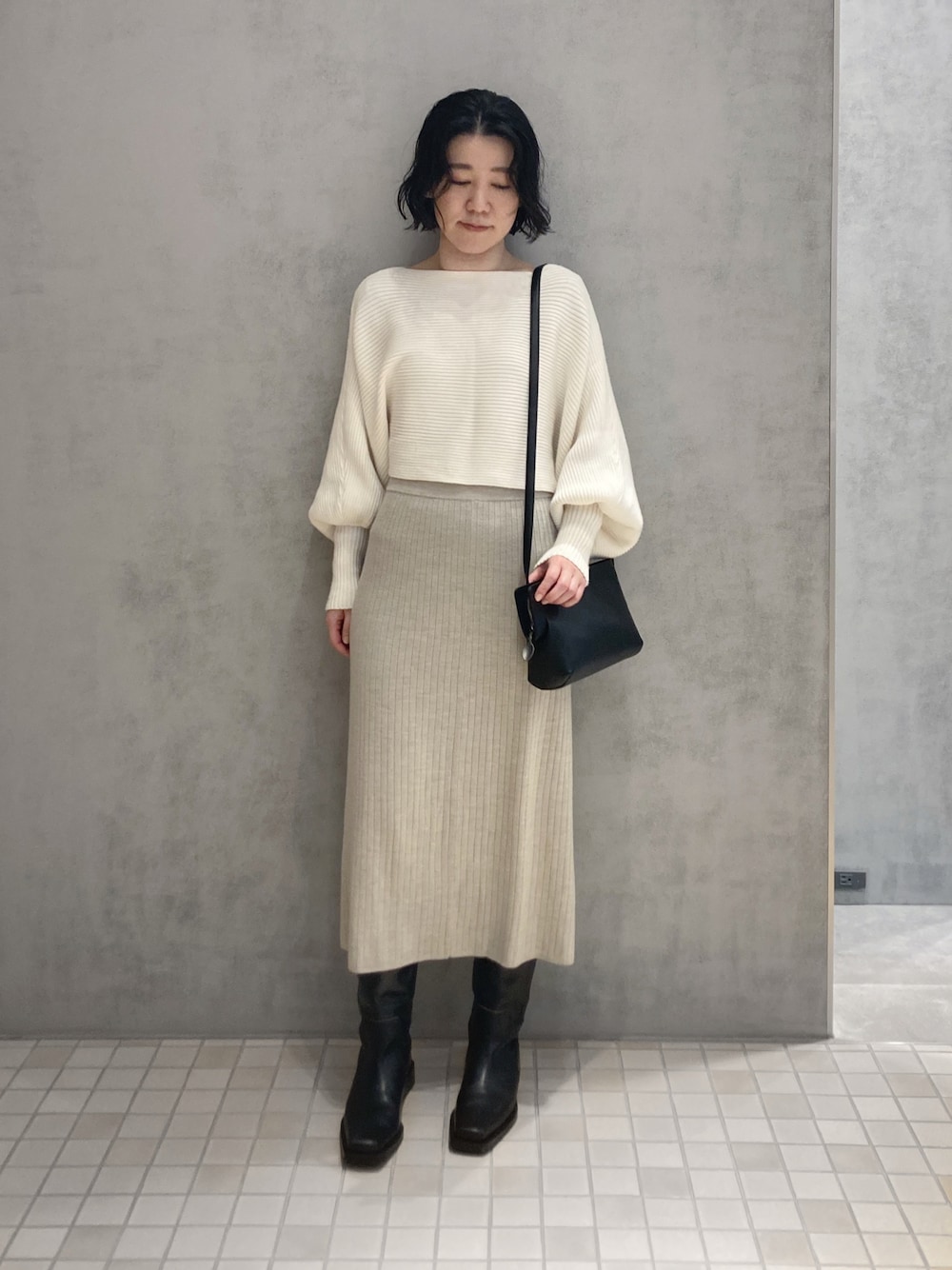 「オトナカジュアル、キレイめ、淡色コーデ、ヒロコハヤシ、HIROKOHAYASHI、HIROKO HAYASHI、グラデーション、レザーショルダーバッグ、ボリューム袖」｜「HIROKO HAYASHIのEOLIA-2（エオリア）ショルダーバッグ（ショルダーバッグ、ブラック系）」を使った、mc_hhさん（レディース・156cm）の春コーディネートの1枚目の写真