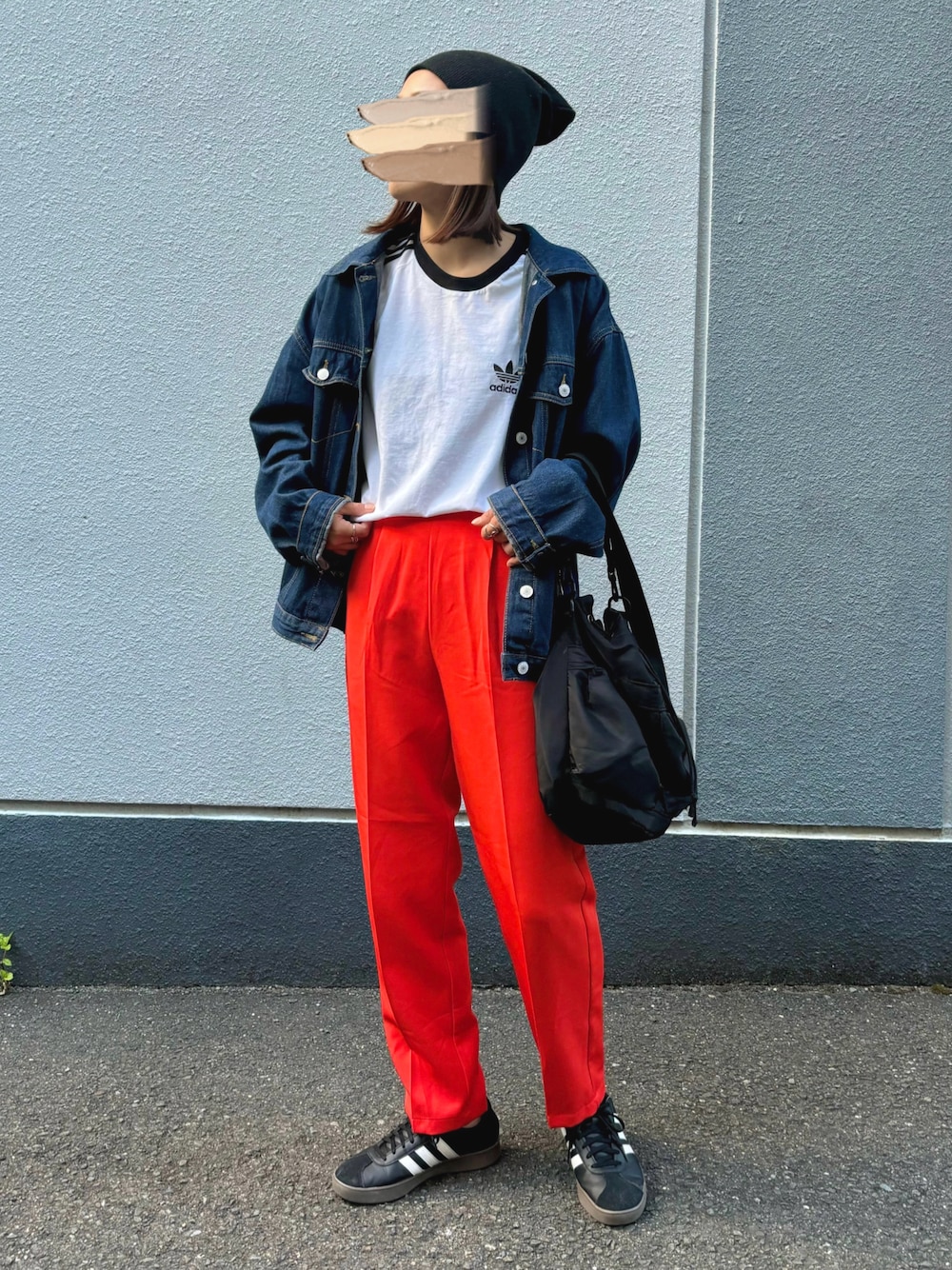 「大人カジュアル、デニムジャケット、大人女子、カジュアル、カラーパンツ、オレンジ、adidas」｜「classicalelfのゆるビッグシルエットのコットン&デニムジャケット（デニムジャケット、ブルー系）」を使った、pisa.さん（レディース・158cm）の春コーディネートの1枚目の写真