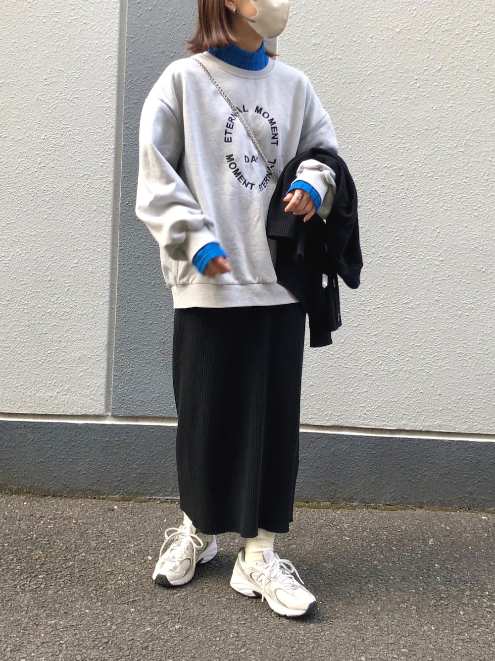 「大人カジュアル、ロゴスウェット、スカート、プチプラ、スニーカー、オトナ女子」｜「SHEINのアイテム（スウェット、グレー系）」を使った、pisa.さん（レディース・158cm）の冬コーディネートの1枚目の写真
