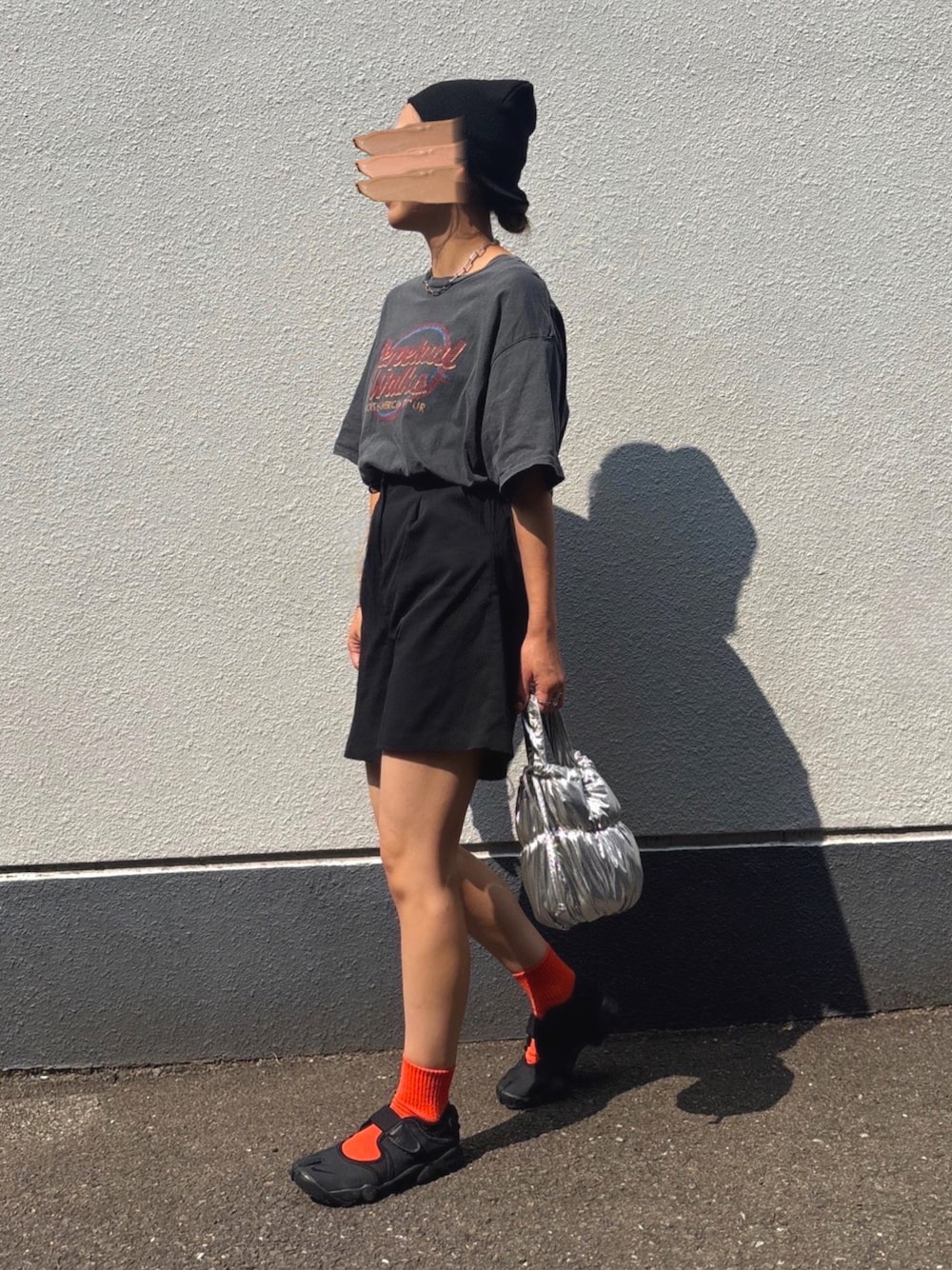 「ロゴT、ハーフパンツ、オレンジ、カジュアル、オトナ女子、夏コーデ」｜「UngridのツアーロゴルーズTee（Tシャツ/カットソー、グレー系）」を使った、pisa.さん（レディース・158cm）の夏コーディネートの1枚目の写真