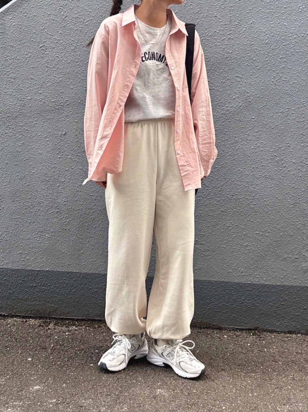 ホワイト系のスウェットパンツ、ホワイト系のスニーカー、ピンク系のシャツ/ブラウスを着用したレディースの秋コーディネートの1枚目の写真