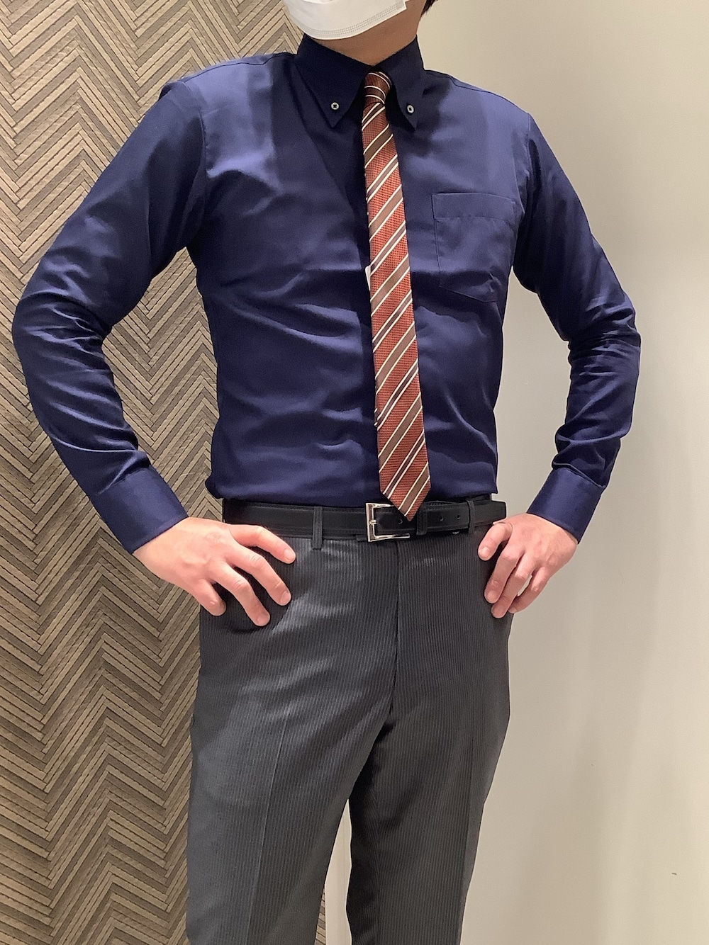 ブルー系のビジネスシャツ、その他のネクタイを着用したメンズの春コーディネートの4枚目の写真